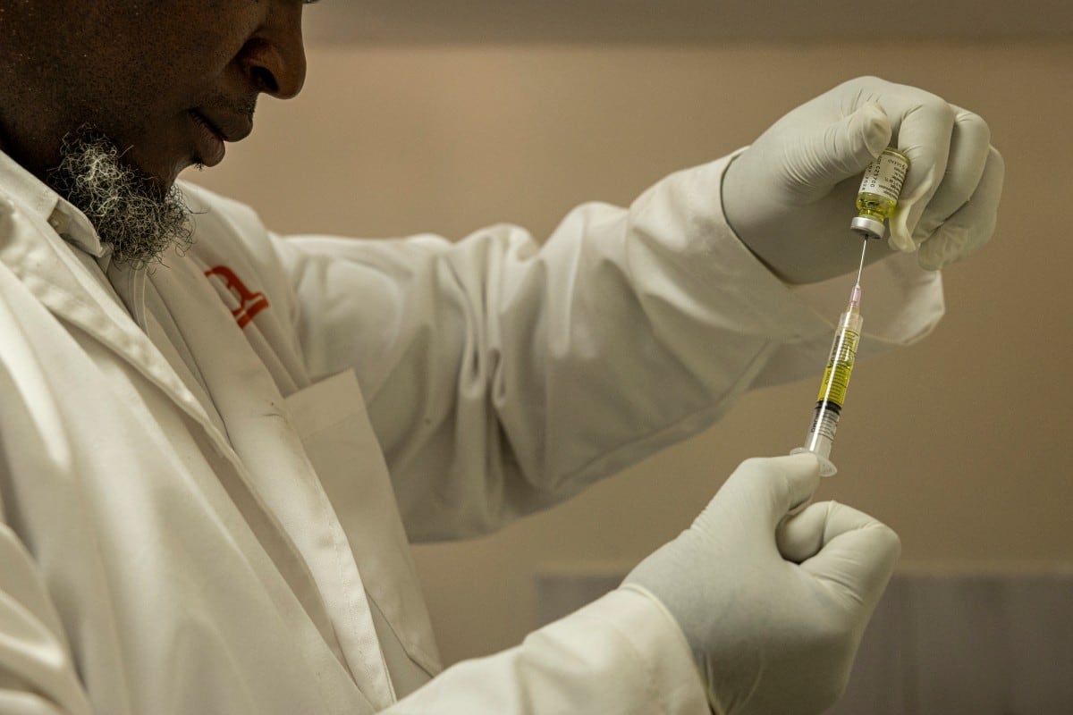 Un profesional de la salud carga una jeringa con una dosis del profiláctico inyectable de acción prolongada contra el VIH (PrEP), lenacapavir, antes de administrarla a un paciente, durante su lanzamiento —que marca la primera fase del despliegue nacional— en el Riruta Health Centre, en Nairobi.