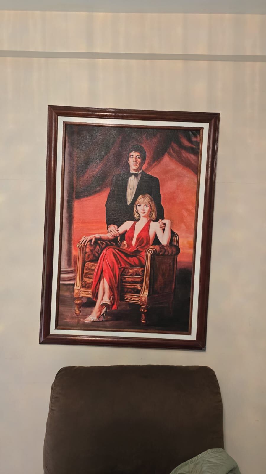 Una reproducción del poster de la película Scarface lucía en la sala de una vivienda allanada en isla Chira. La producción de 1983 versa sobre la vida del mafioso Tony Montana, interpretado por Al Pacino. A su lado, su pareja en la gran pantalla, Michelle Pfeiffer.