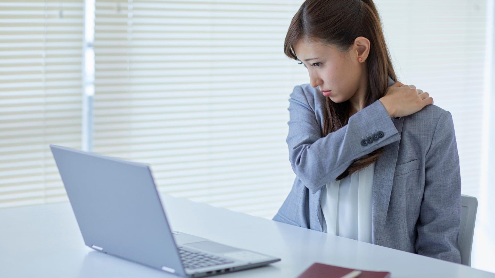 Cuando se trata de dolor muscular, puede mantenerse por horas o días y se localiza en cuello, espalda o costados del pecho.
