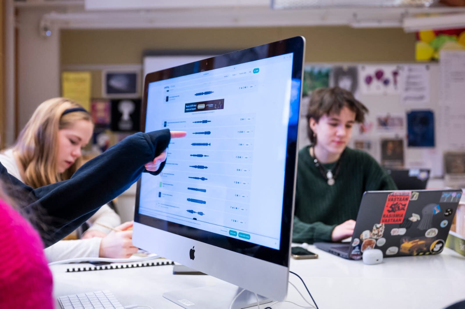 Estudiantes finlandeses aprenden sobre detección de desinformación en una clase de educación mediática en Helsinki.