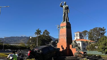 Choque contra estatua de León Cortés en La Sabana deja daños en monumento y derriba semáforos