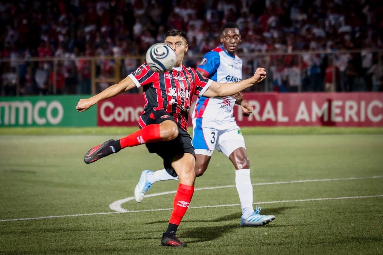 Ronaldo Cisneros generó el único remate desviado de Liga Deportiva Alajuelense en la primera parte ante el Firpo.
