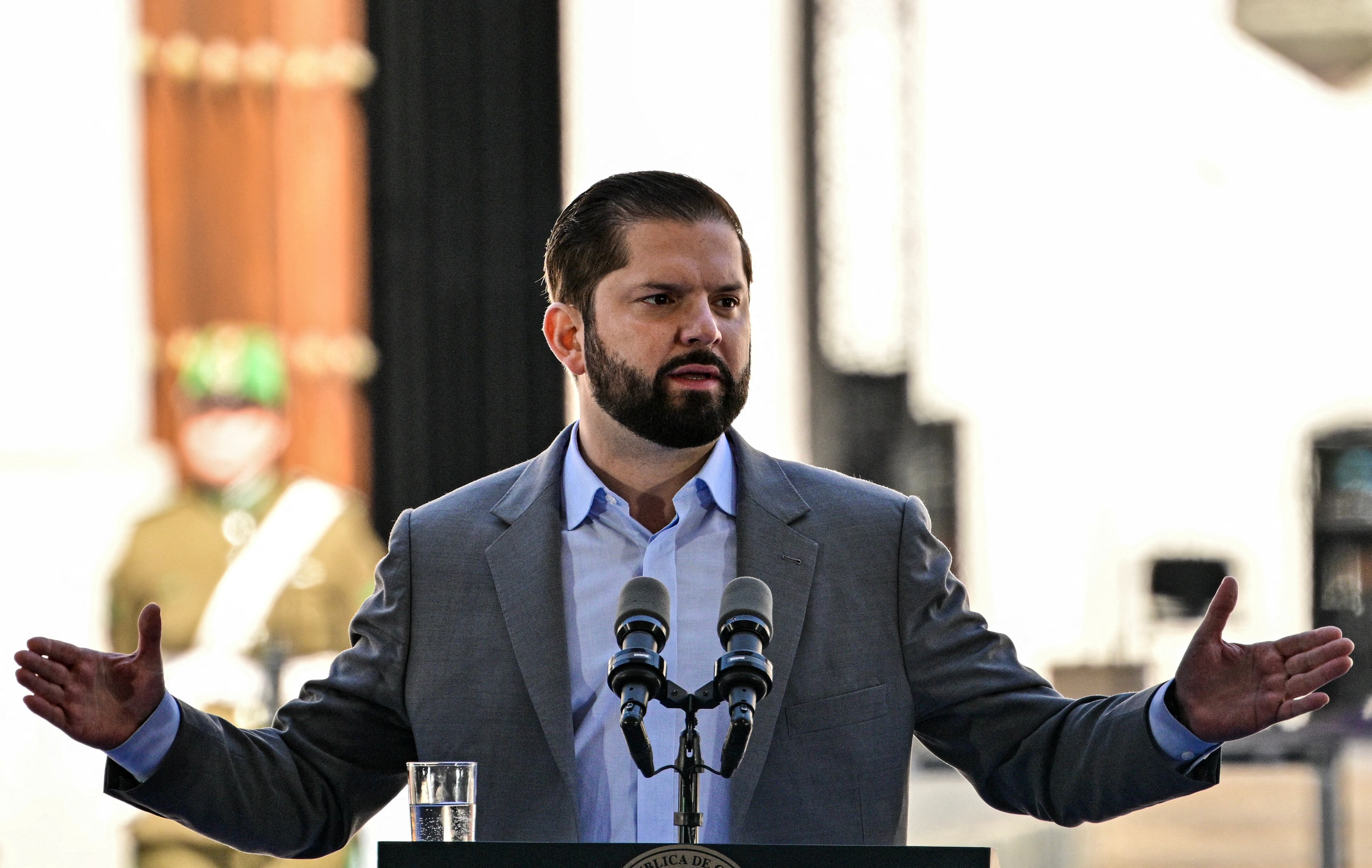 residente chileno Gabriel Boric, enfrentando señalamientos de acoso sexual, en medio de una caída de popularidad y deportaciones de venezolanos desde Chile.