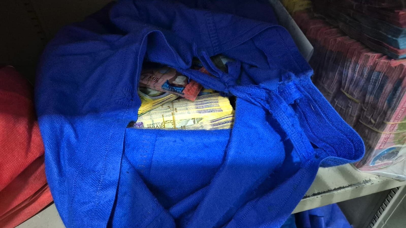 En una caja fuerte, las autoridades hallaron una gran cantidad de bolsas repletas con dinero en efectivo. Fotografía: