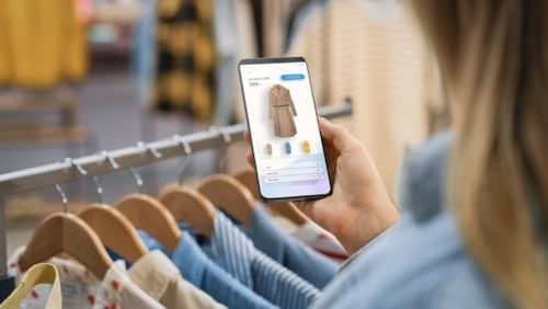 This poem "Set"Jorge Debravo warned people to get used to the same things in every aspect of life.