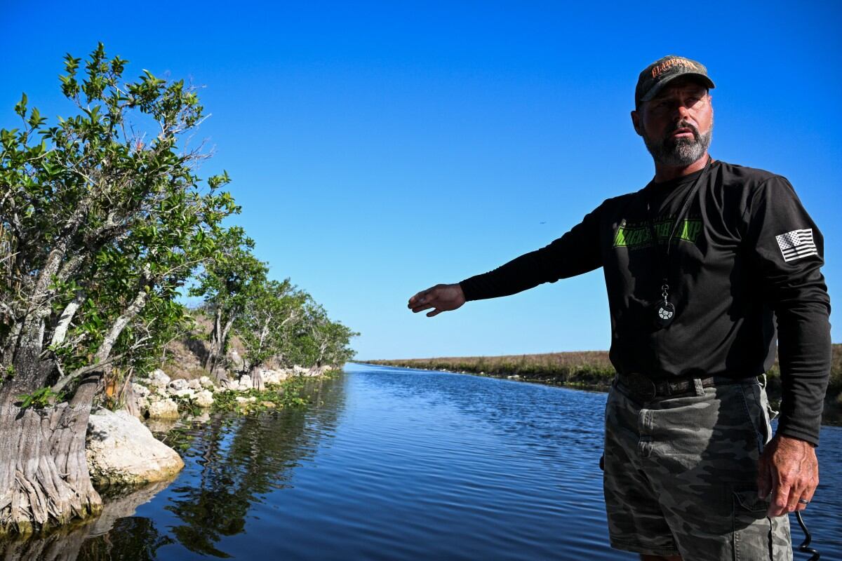 El propietario de Mack's Fish Camp, Marshall Jones, señala la marca de agua en los árboles en el Parque Nacional Everglades, en Pembroke Pines, Florida, el 16 de mayo de 2025. En el Parque Nacional Everglades, la sequía extrema no solo seca el hábitat del que depende la vida silvestre, sino también la industria turística en el humedal más grande de Estados Unidos. Las sequías son frecuentes hacia el final de la temporada seca, que va de octubre a mediados de mayo, pero en los últimos meses la precipitación ha sido menor que en un año normal, según Robert Molleda, jefe del Servicio Meteorológico Nacional de EE. UU. en Miami. (Foto de CHANDAN KHANNA / AFP)
