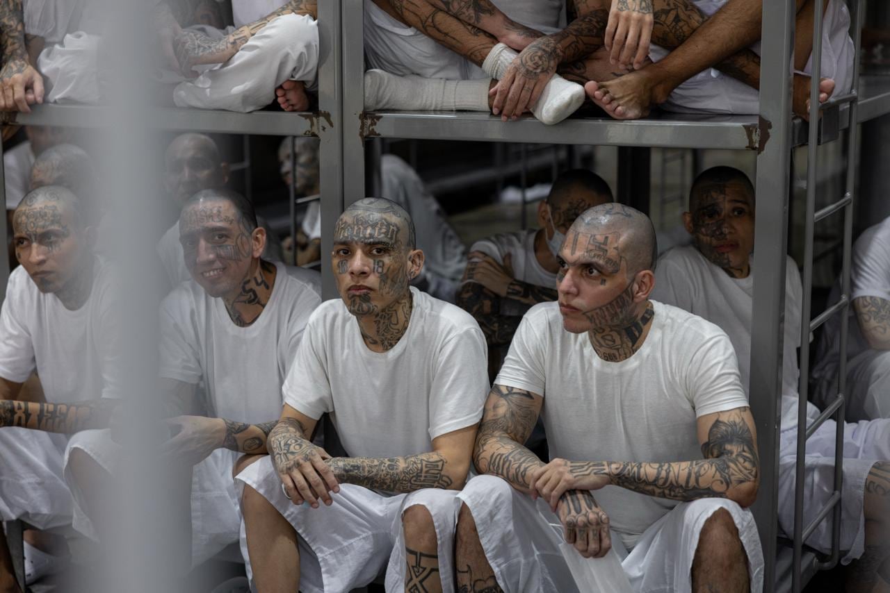 Imágenes de la visita del presidente Rodrigo Chaves al Centro de Confinamiento del Terrorismo (CECOT) de El Salvador.