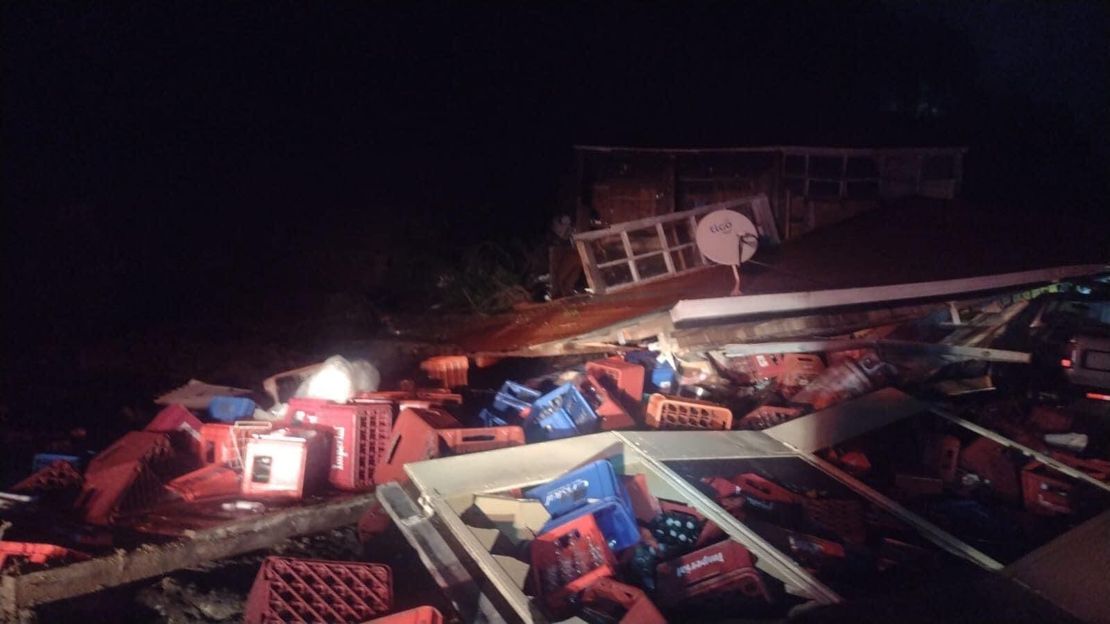 El deslizamiento en Zarcero generó daños en el local comercial. Foto: Cortesía.