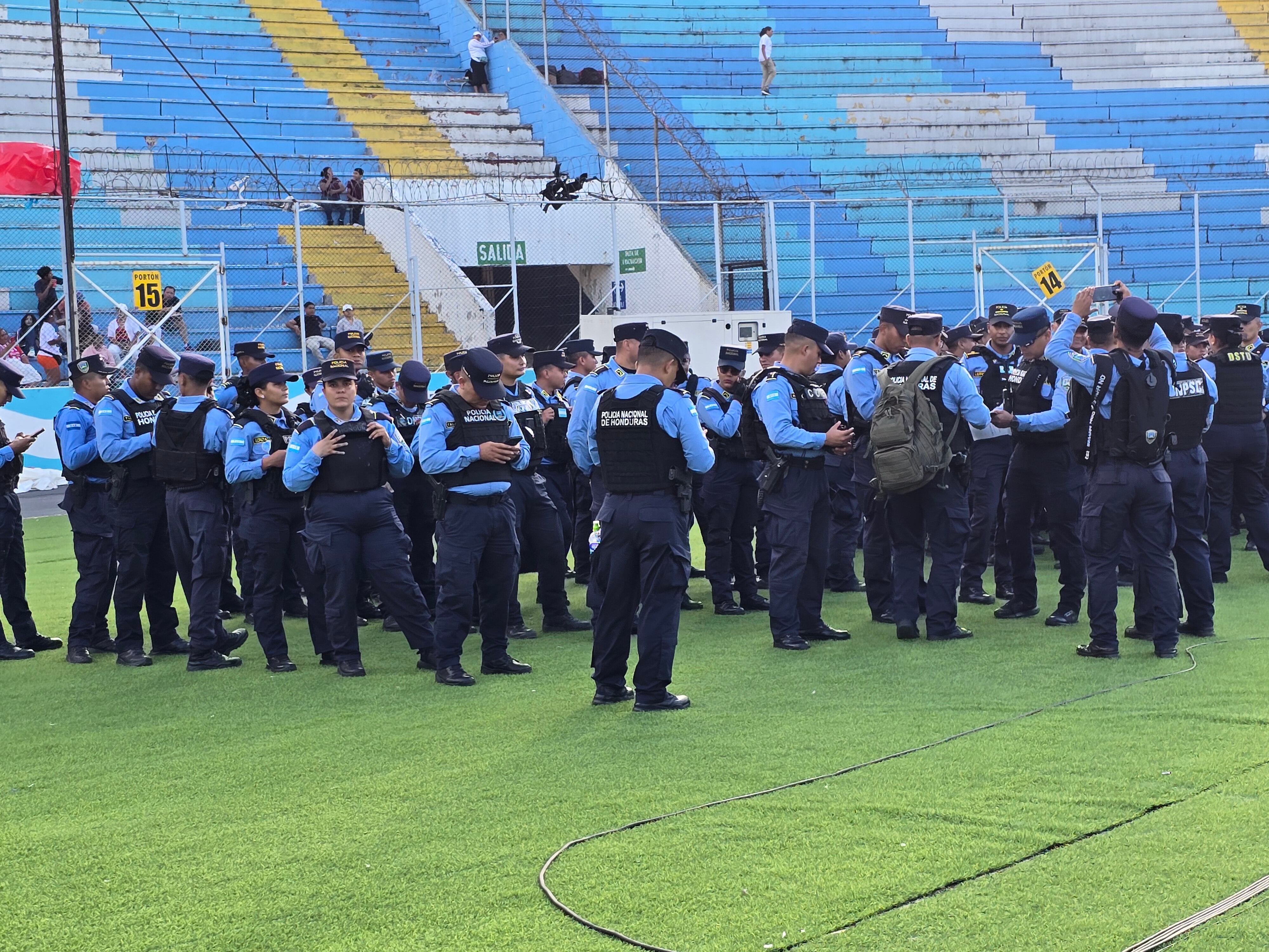 La Policía Nacional de Honduras llegó desde muy temprano al Estadio "Chelato" Uclés para el partido entre Olimpia y Liga Deportiva Alajuelense, en la Copa Centroamericana de Concacaf.