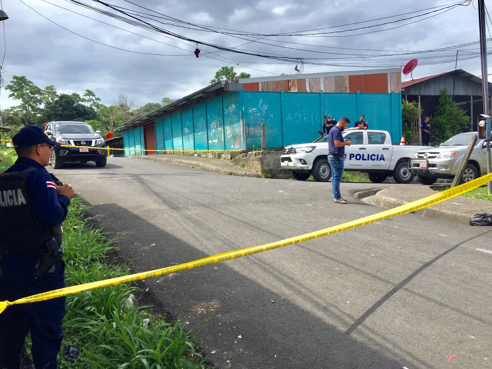 En barrio El Bosque, Limón, asesinaron esta mañana de múltiples balazos a un joven de 18 años. Foto: Raúl Cascante.
