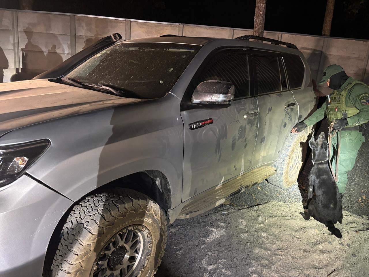 Agentes judiciales ubicaron 740 kilos de cocaína ocultos en un automóvil en el barrio Rodeíto.