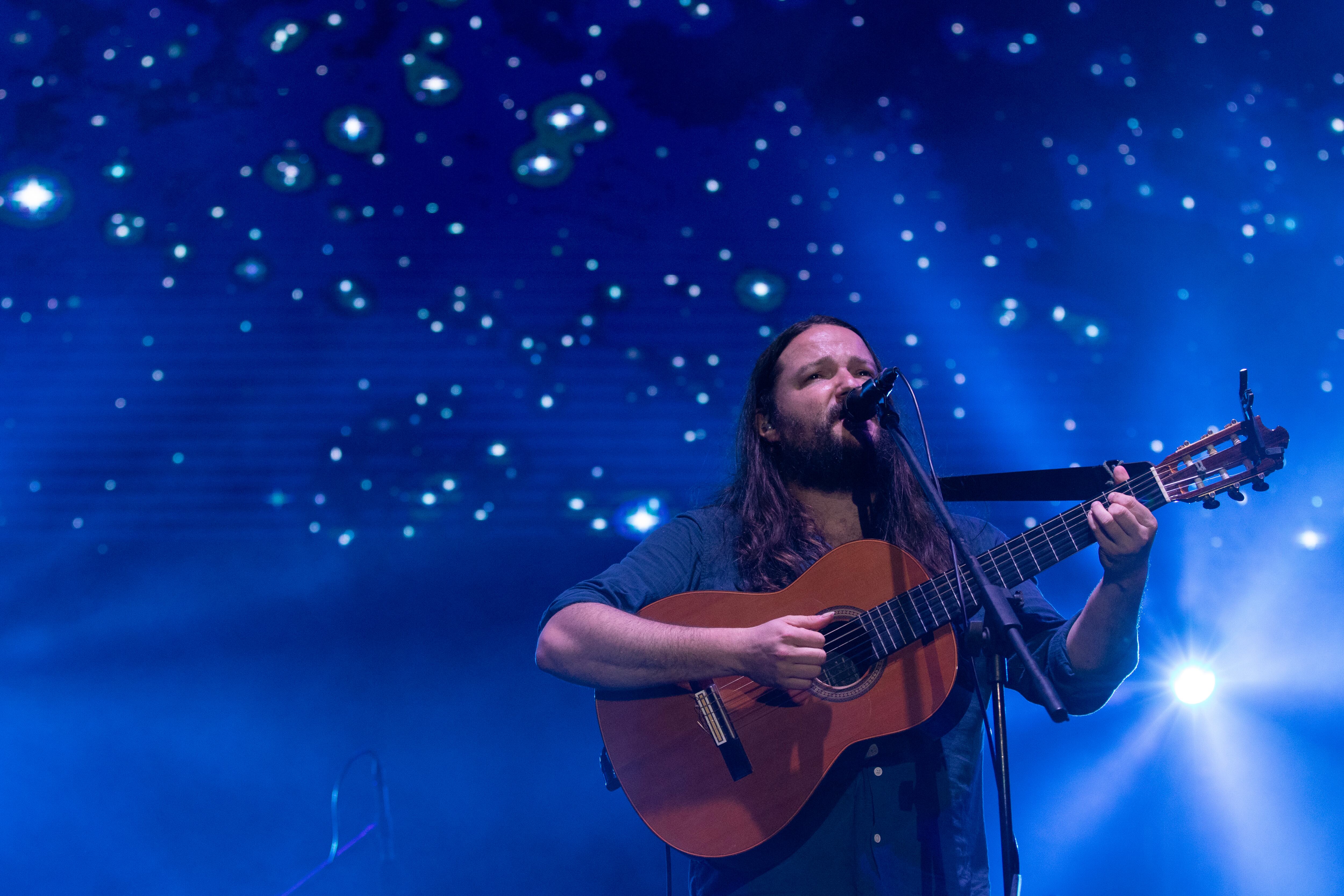 Foto de Nano Stern durante su concierto en la clausura del FIA 2024