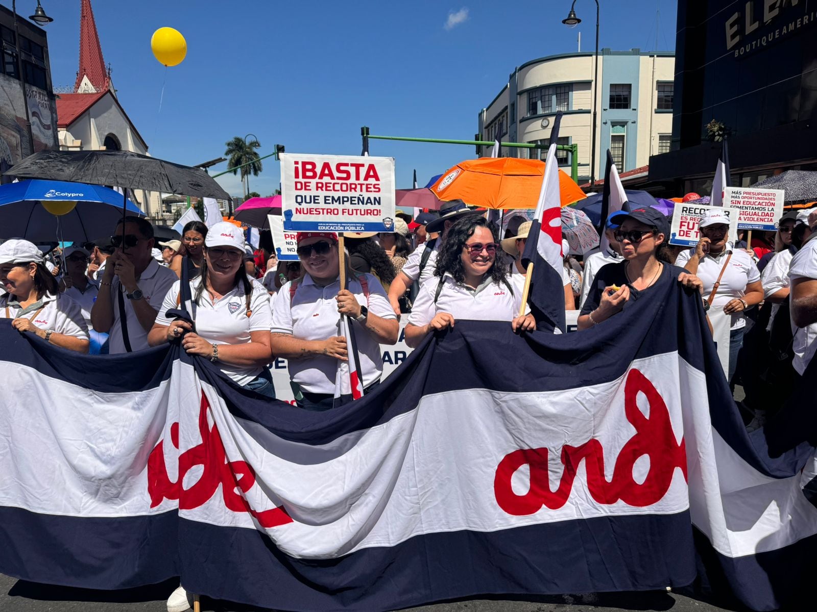 El MEP aún carece de recursos suficientes para completar los aguinaldos y salarios del 2024 a los docentes (imagen para ilustrar problema de aguinaldos en MEP). Foto: