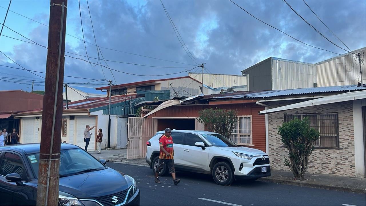 Un torbellino causó estragos en Heredia.