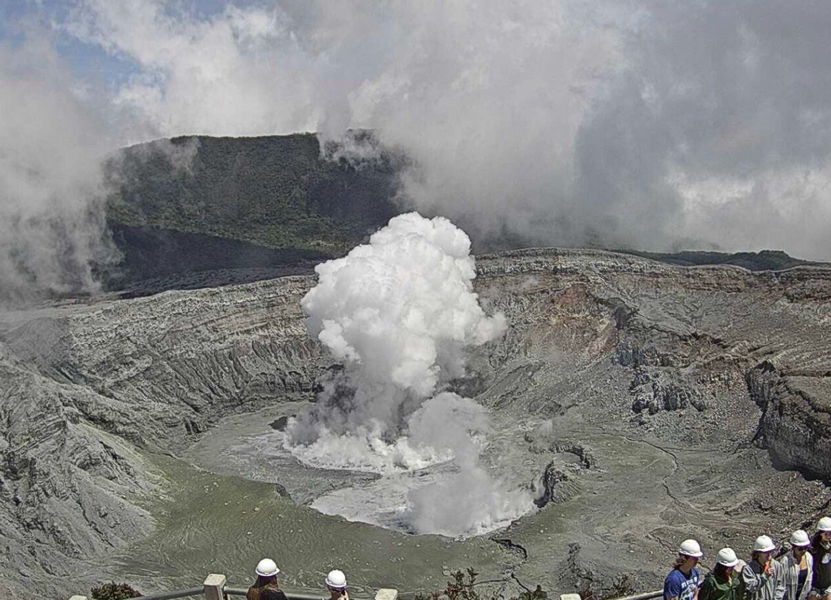 El coloso de Alajuela amaneció reactivo este domingo. A las 10 de la mañana se reportó una columna de gases que alcanzó los metros sobre el cráter.