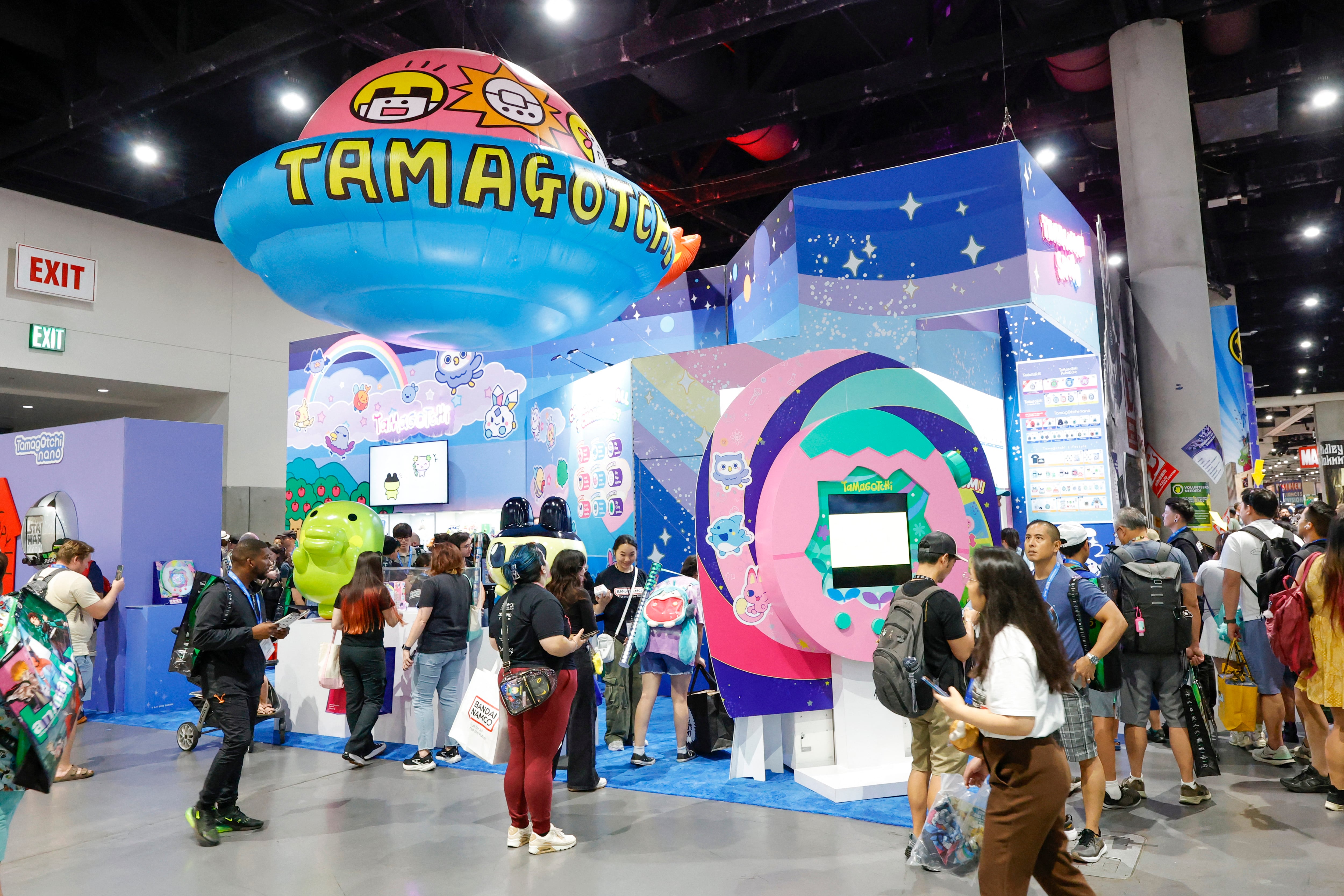 Se ve el stand de Tamagotchi durante la noche de vista previa de la Comic-Con International: San Diego 2025 en el Centro de Convenciones de San Diego el 23 de julio de 2025 en San Diego, California.