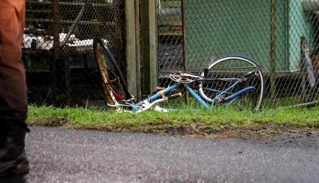La bicicleta en la que viajaba el ciclista quedó completamente destruida tras el impacto, con daños concentrados en la parte trasera, a varios metros del cuerpo, sobre la ruta 247 en Pococí.