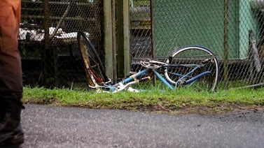 Ciclista, padre de dos hijos, muere atropellado por vehículo que se dio a la fuga. El cuerpo quedó a diez metros de la bicicleta