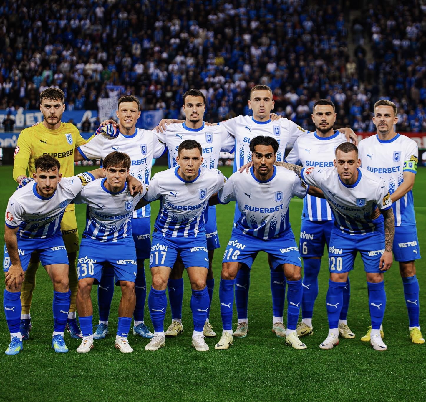 Carlos Mora (centro) es titular indiscutible de la Universidad Craiova de Rumanía.