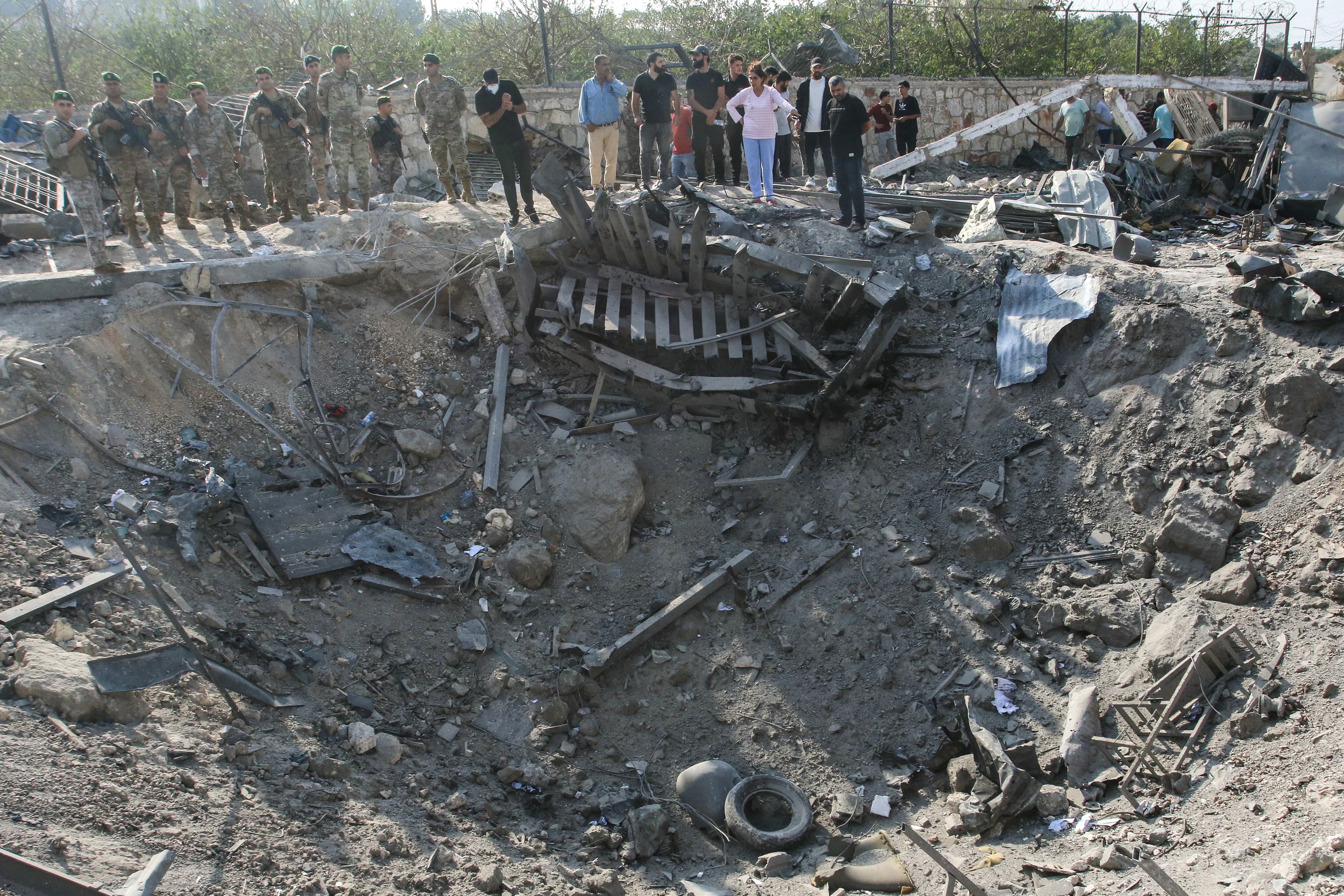 Soldados libaneses y residentes locales se encuentran en el lugar de un ataque aéreo israelí en la aldea de Toura, en el sur del Líbano, el 6 de noviembre de 2025. Hezbolá arremetió el 6 de noviembre contra la posibilidad de cualquier negociación política entre el Líbano e Israel e insistió en que tiene derecho a defenderse.