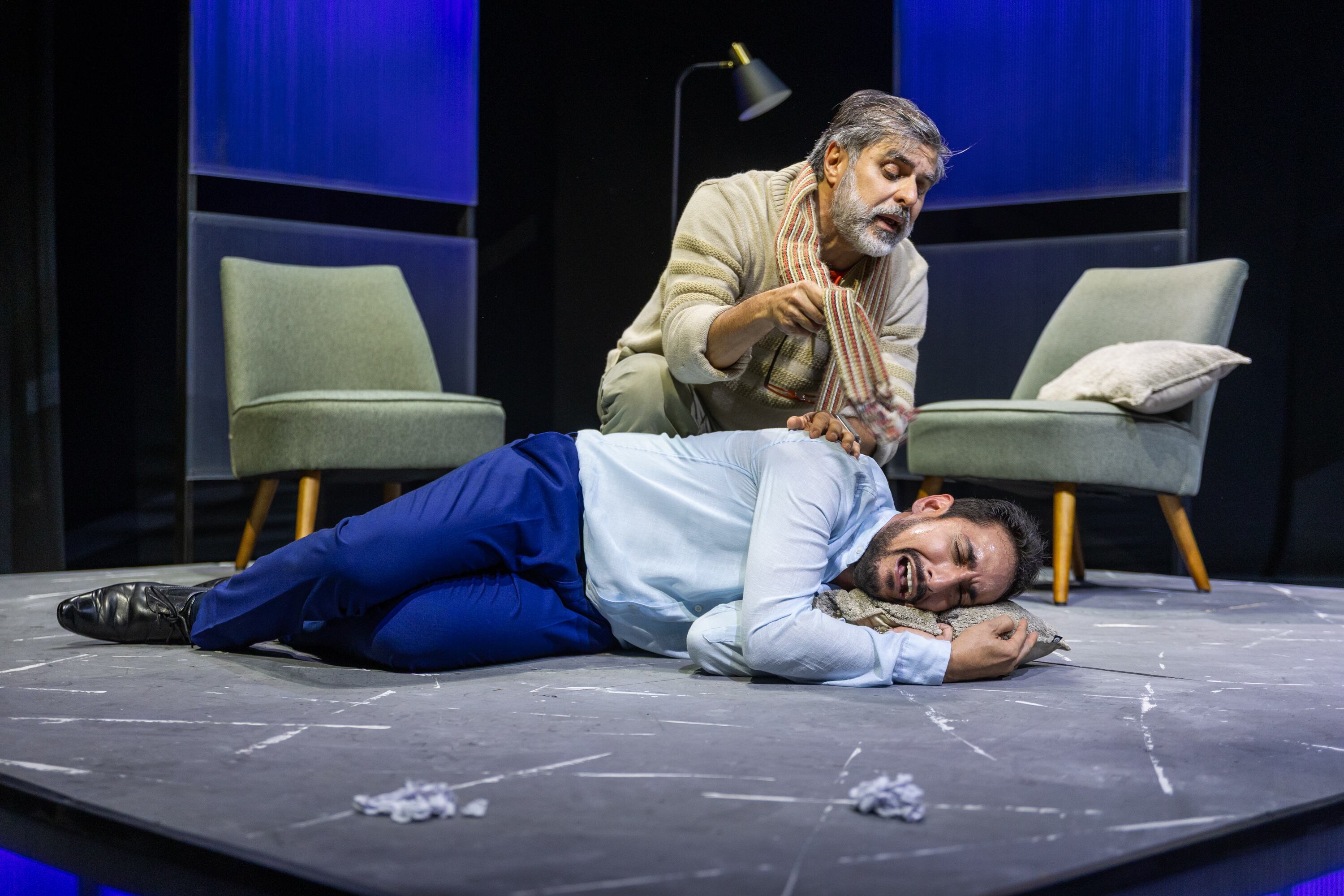 El personaje de esta obra acaba de ser electo presidente de la República y se enfila a dar su primer discurso, ¡el momento más importante de su carrera! Empieza a recitar las palabras que tantas veces repitió frente al espejo pero, de pronto, un intrusivo tic nervioso le hace imposible seguir hablando, una intensa picazón en la nariz explota solamente cuando pronuncia su deseada alocución. ¿Y ahora?