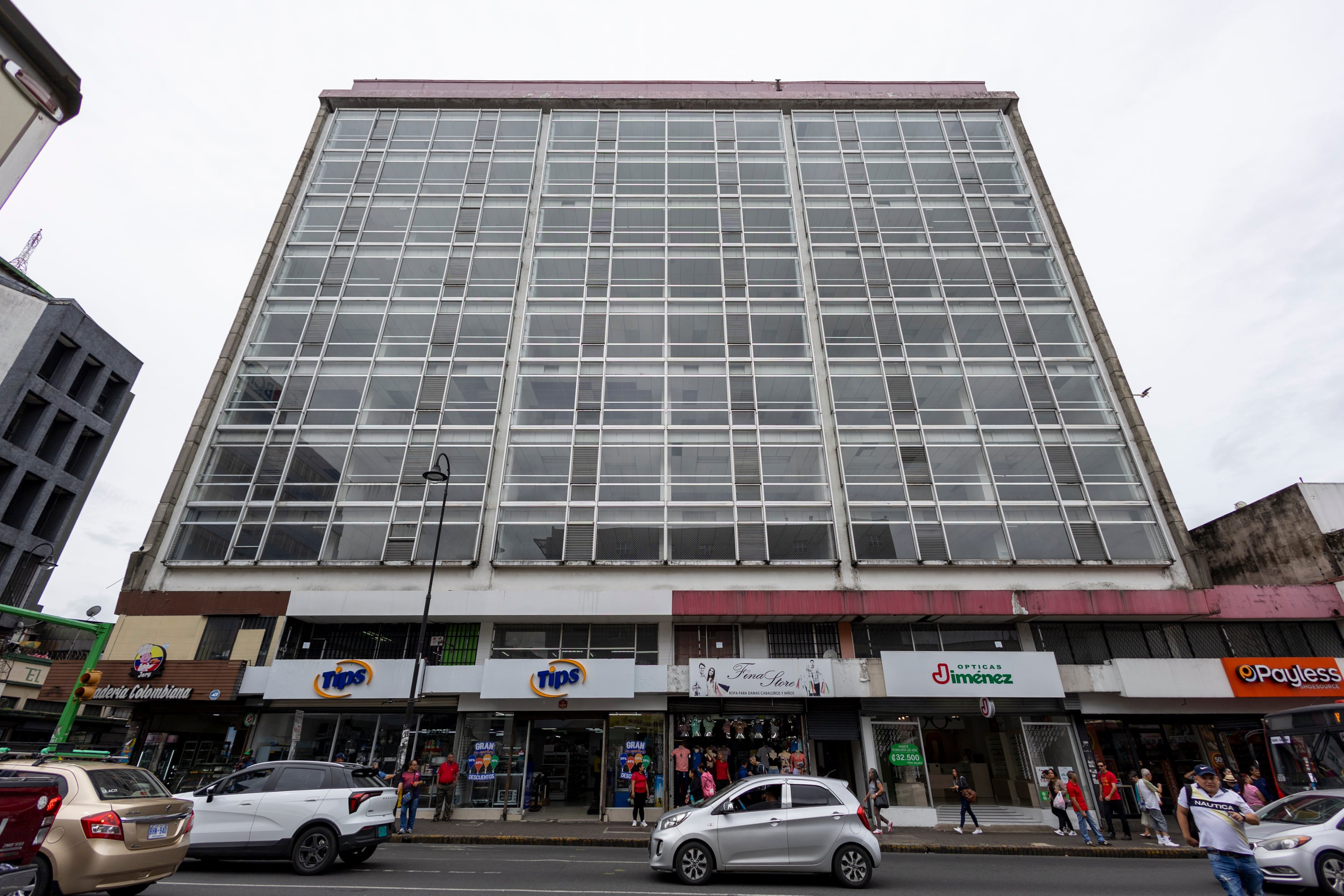 20/05/2025, San José, recorrido por avenida central y avenida segunda, para ver edificios que están desocupados o abandonados.