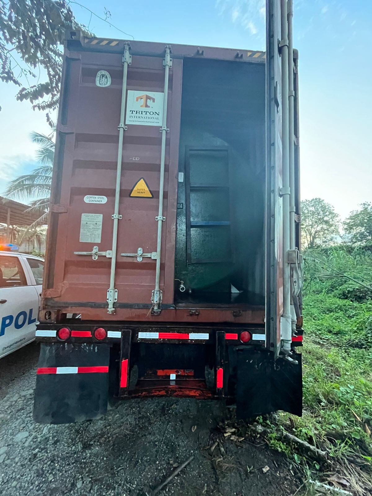 Sujetos dejaron abandonado el tráiler donde transportaban más de 30.000 litros de combustible en un tanque oculto. (Foto: Recope)