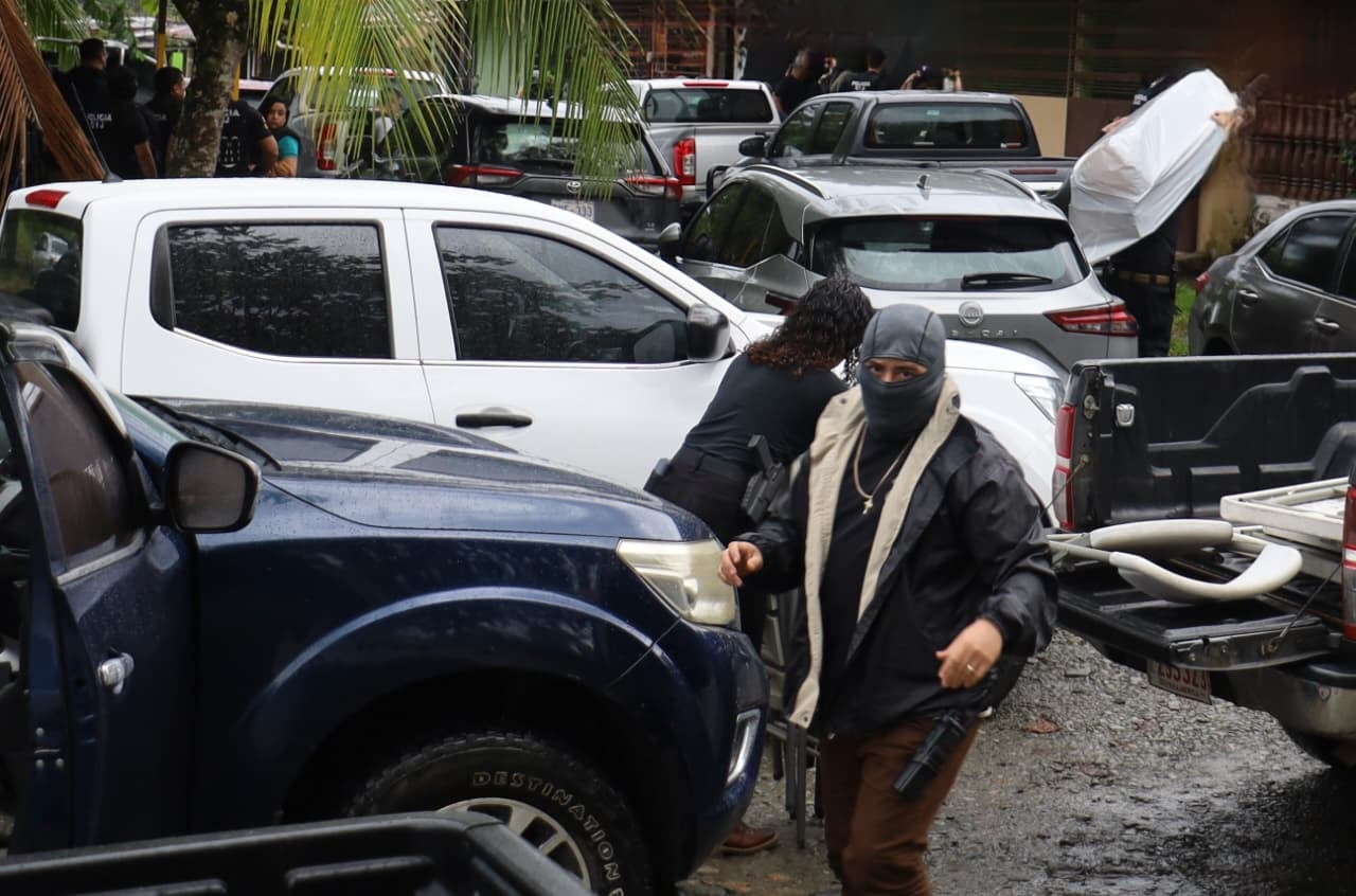 El OIJ allanó varias propiedades en Limón como parte de una investigación por robo de combustible.