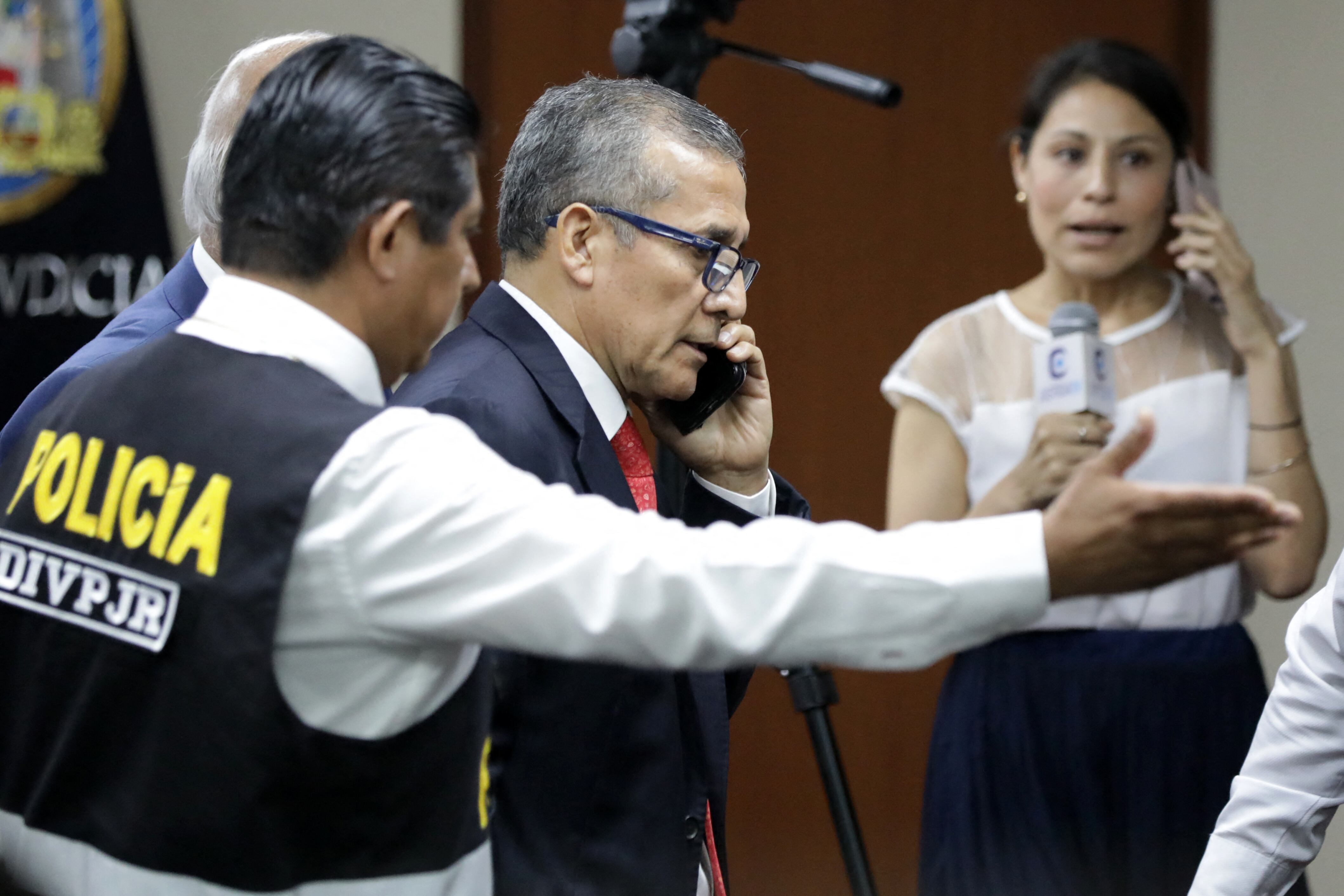 El expresidente de Perú (2011-2016), Ollanta Humala, habla por teléfono mientras se retira de la audiencia de lectura de sentencia en un tribunal de Lima, el 15 de abril de 2025. Un tribunal peruano condenó este martes al exmandatario a 15 años de prisión por un amplio caso de corrupción relacionado con el grupo constructor brasileño Odebrecht y el pago de sobornos a políticos. (Foto de CONNIE FRANCE / AFP)