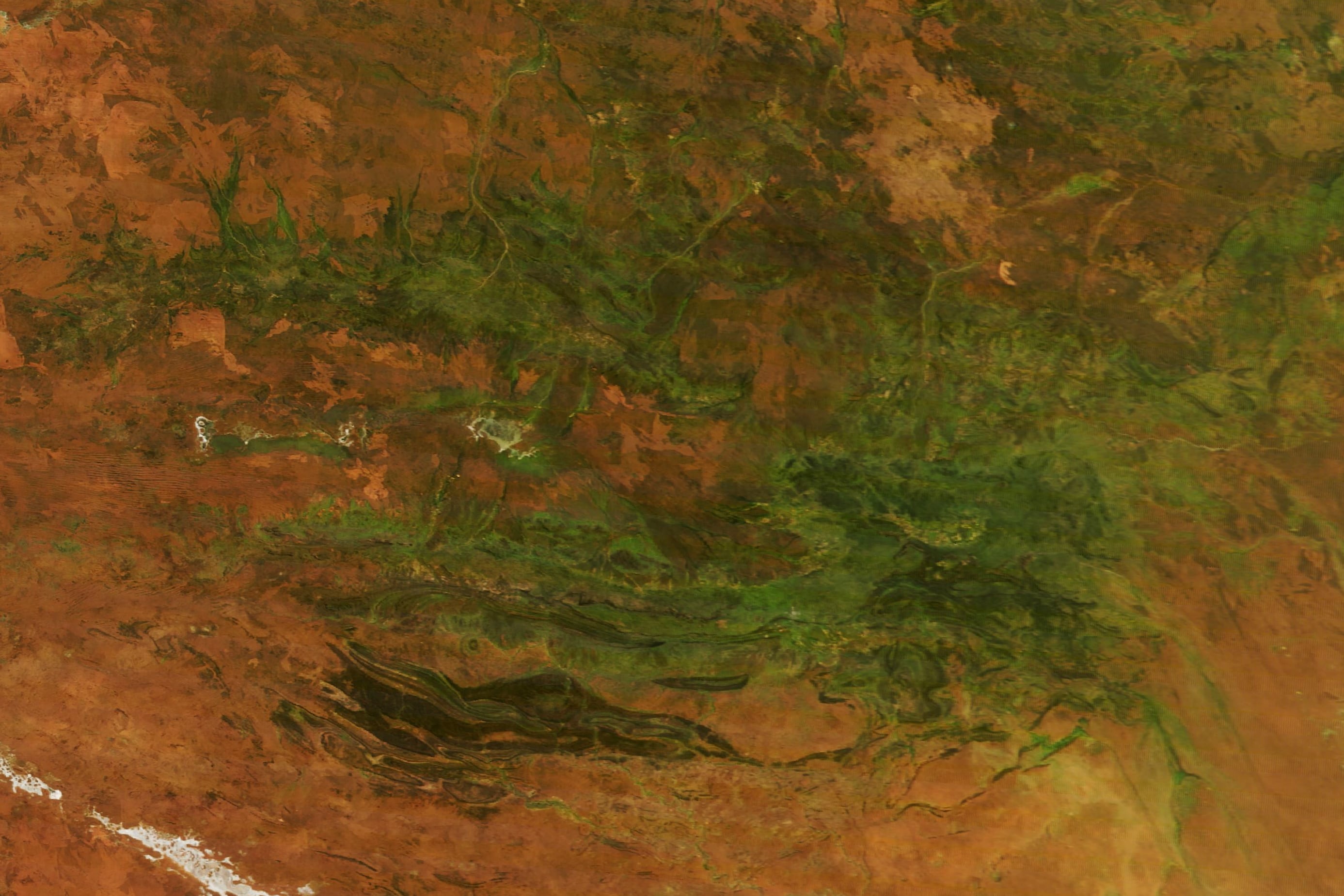 Satélites de la NASA captaron el cambio del paisaje en Alice Springs tras lluvias e inundaciones que alteraron el desierto del centro de Australia.