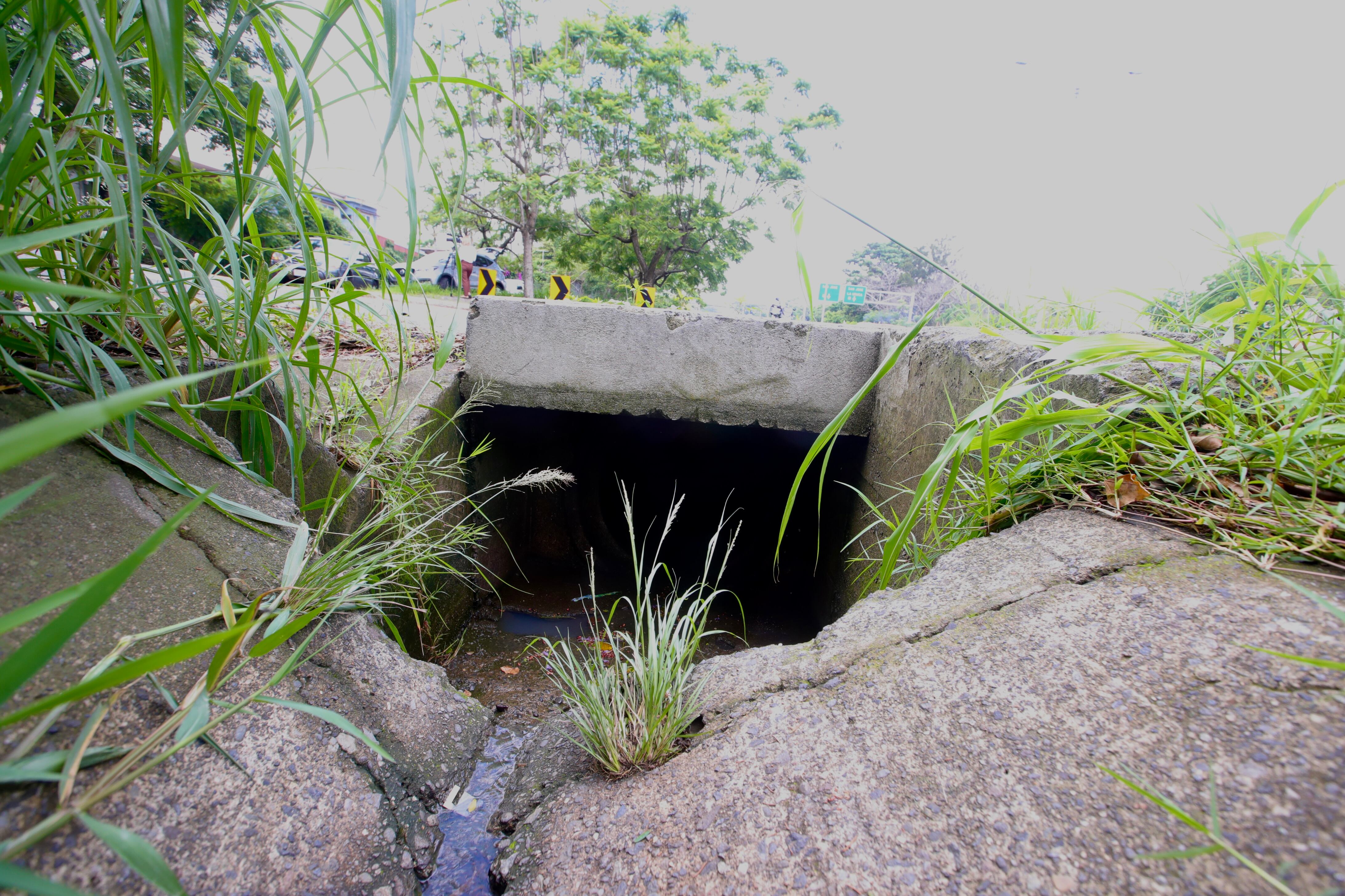 Búsqueda de hombre que cae en alcantarilla