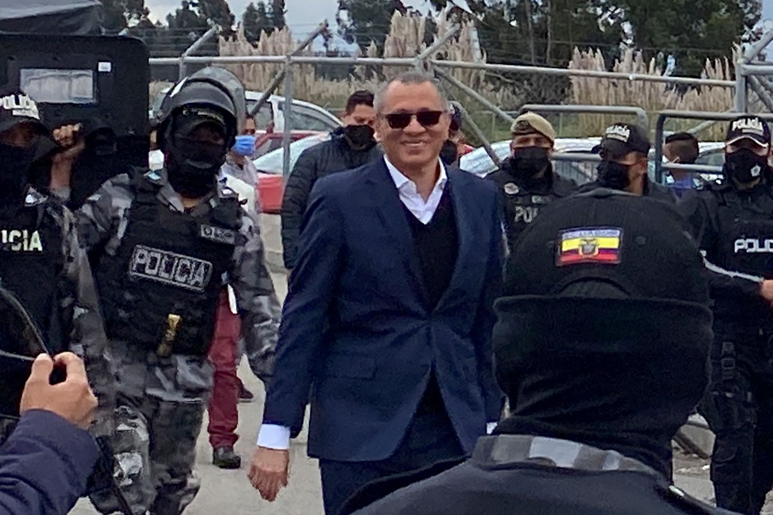 Jorge Glas es la antigua dupla del entonces mandatario socialista Rafael Correa (2007-2017) se refugió el domingo en la embajada mexicana de Quito, donde permanece como huésped.