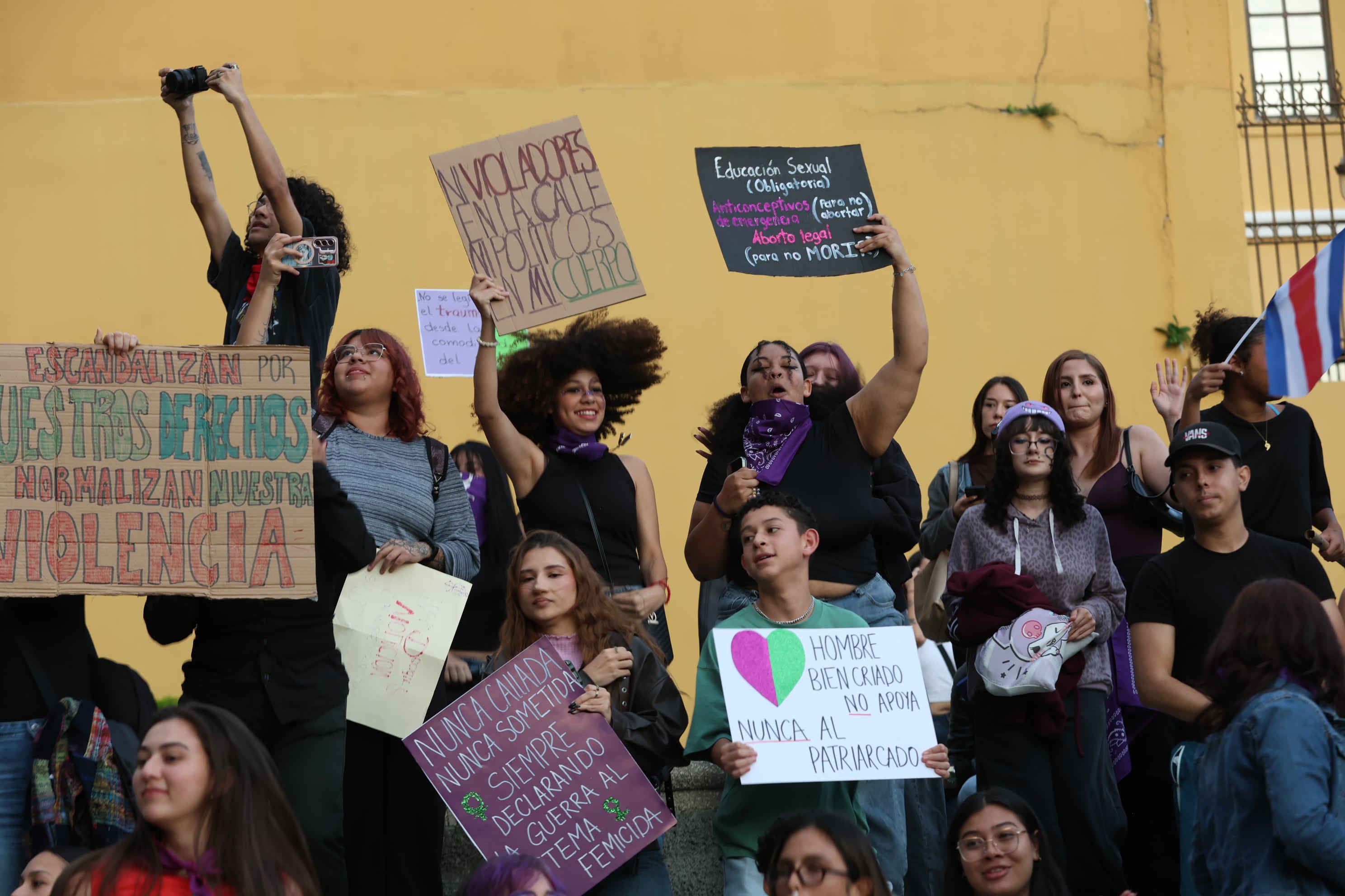 Plantón de grupos feministas contra el retroceso de los derechos de las mujeres en la plaza de la Democracia / foto John Durán