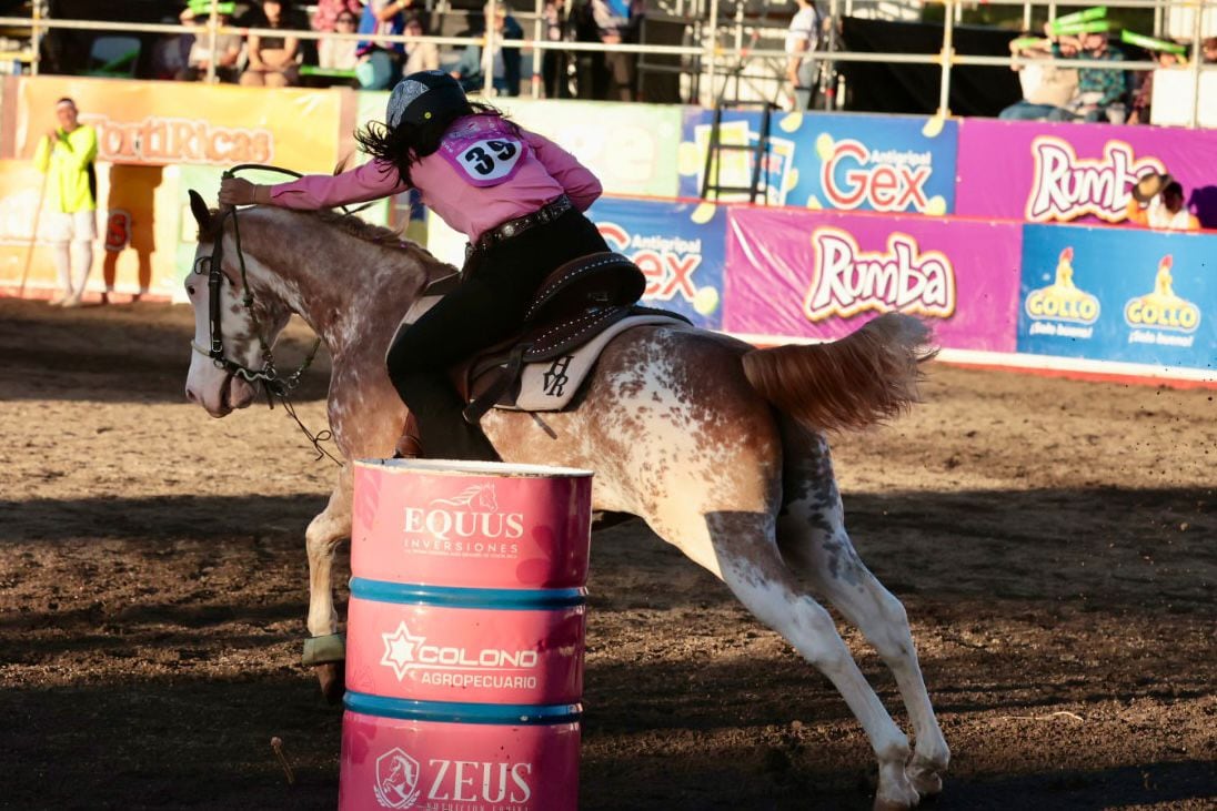 Emocionantes corridas de toros en Pedregal: Vaqueras en acción y una caída que no opacó el espectáculo