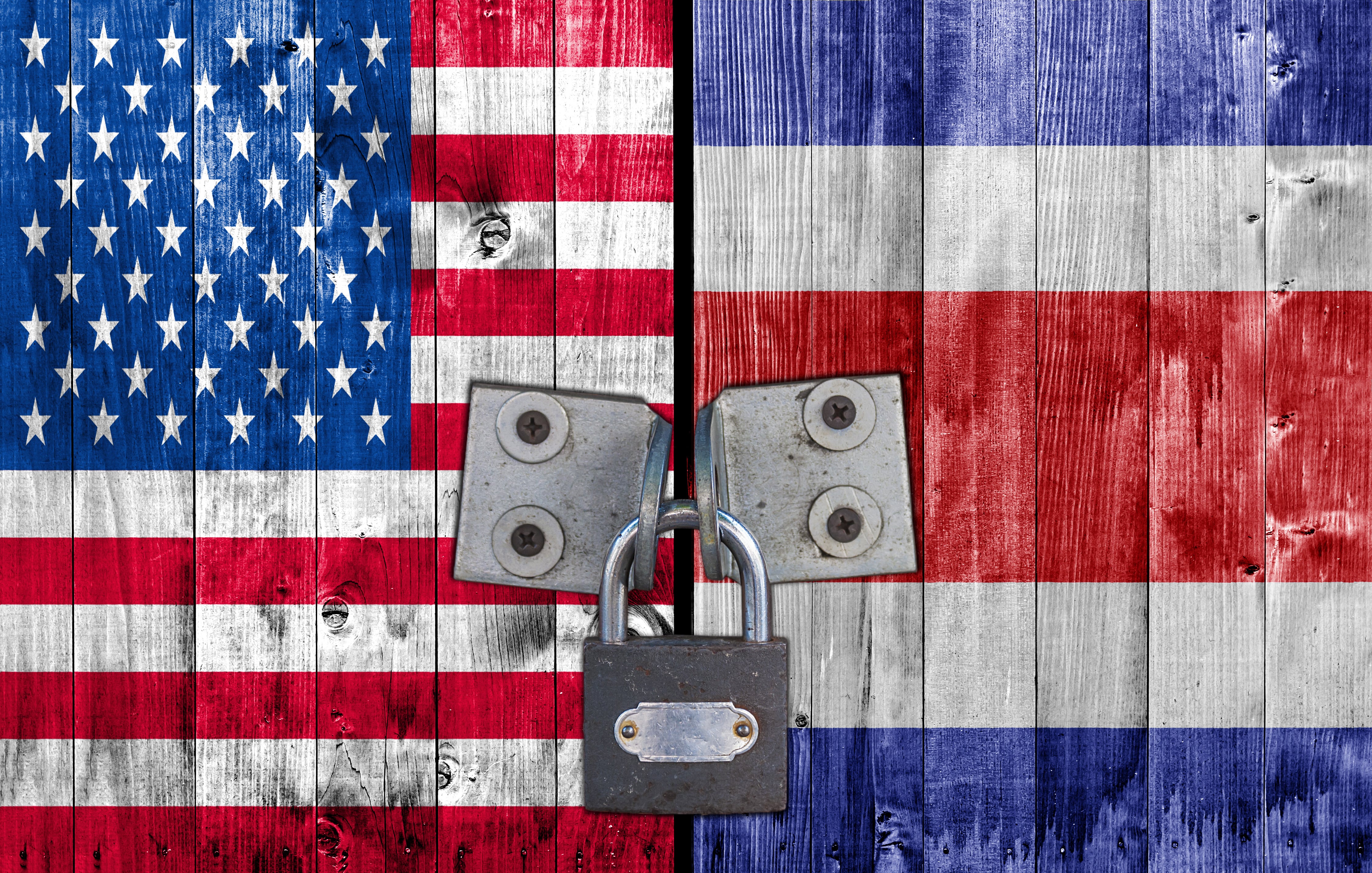Banderas de Estados Unidos y Costa Rica unidas por un candado, símbolo de tensiones comerciales y barreras en contratación pública entre ambos países.