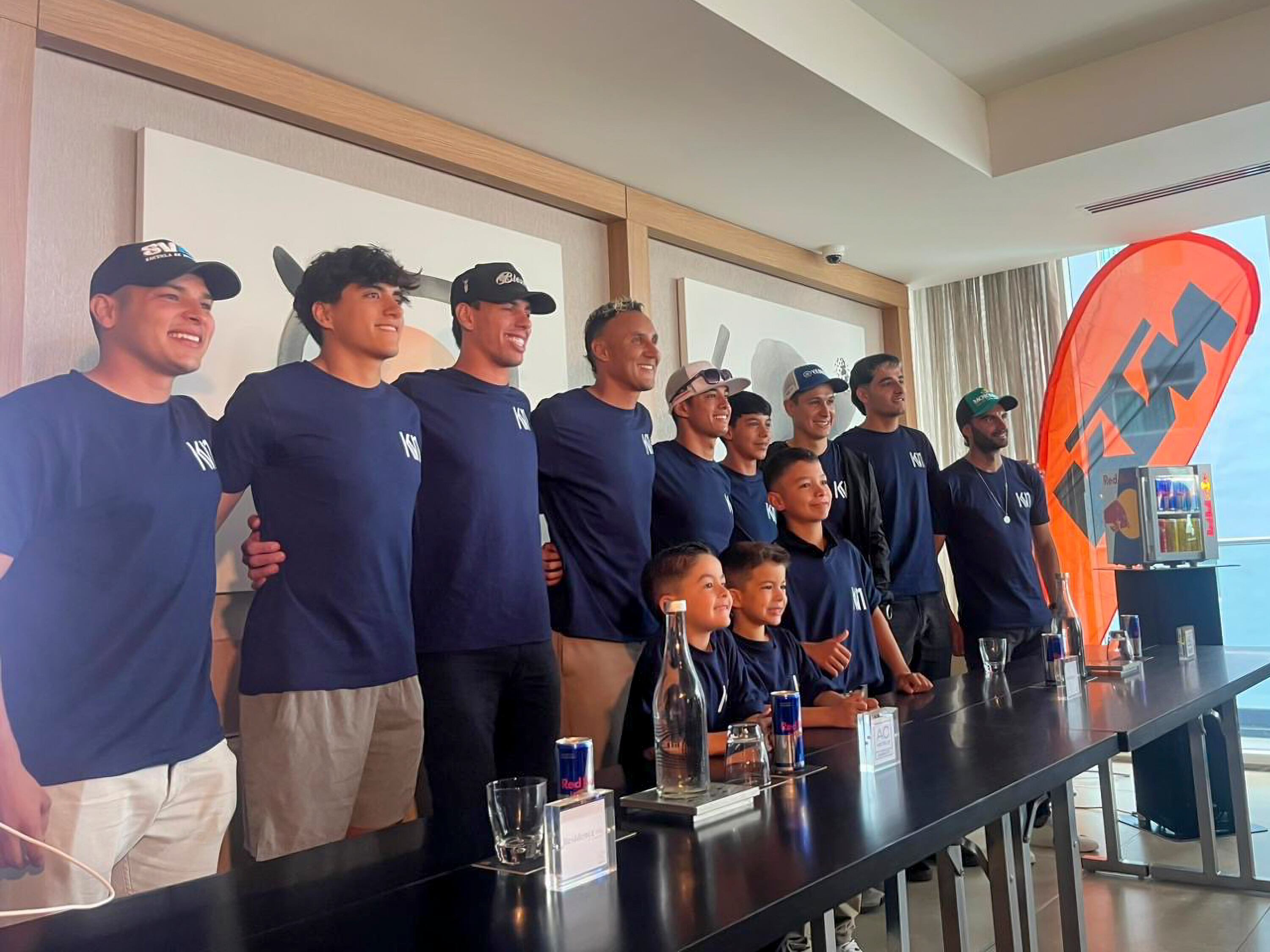 Keylo, su esposa, y parte de los corredores de motocross, presentan la carrera KN1 de Motocross