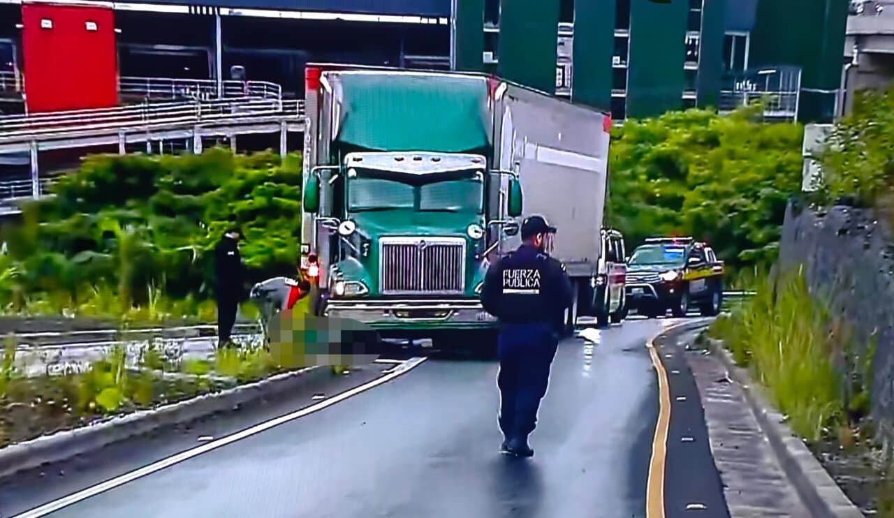 Motociclista murió al chocar contra las llantas traseras de un tráiler que retrocedía en una vía paralela cercana al edificio de Amazon en Calle Blancos. Fotografía: