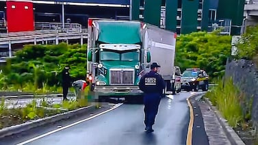 Motociclista muere tras chocar con tráiler que retrocedía en Calle Blancos