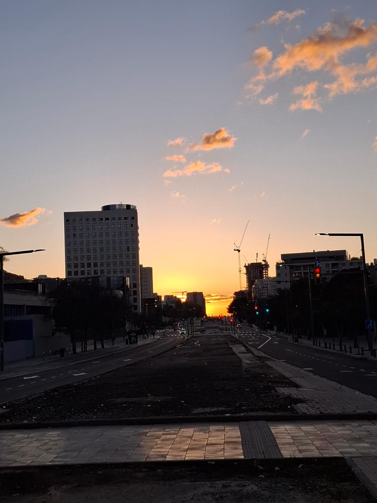 Tras los ataques de Irán a Israel, así atardeció el Tel Aviv, en la calle no se veía ni una sola persona. Tras bombardear a Irán, Israel alerta a sus ciudadanos para que se resguarden.