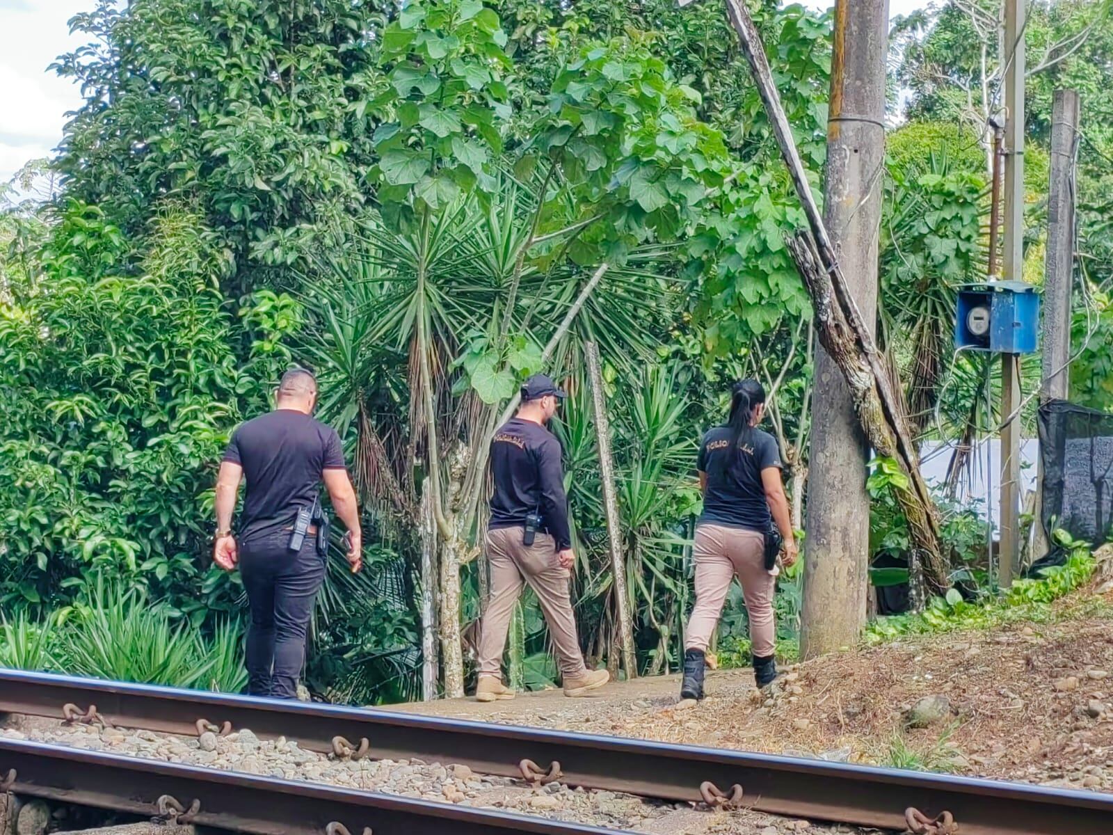 Al ser enterados de que la muerte pudo ser por envenenamiento, los agentes judiciales se apersonaron al sitio y a las 4:35 p. m. enviaron el cuerpo a la Medicatura Forense para determinar la causas del deceso. Foto: Reiner Montero.