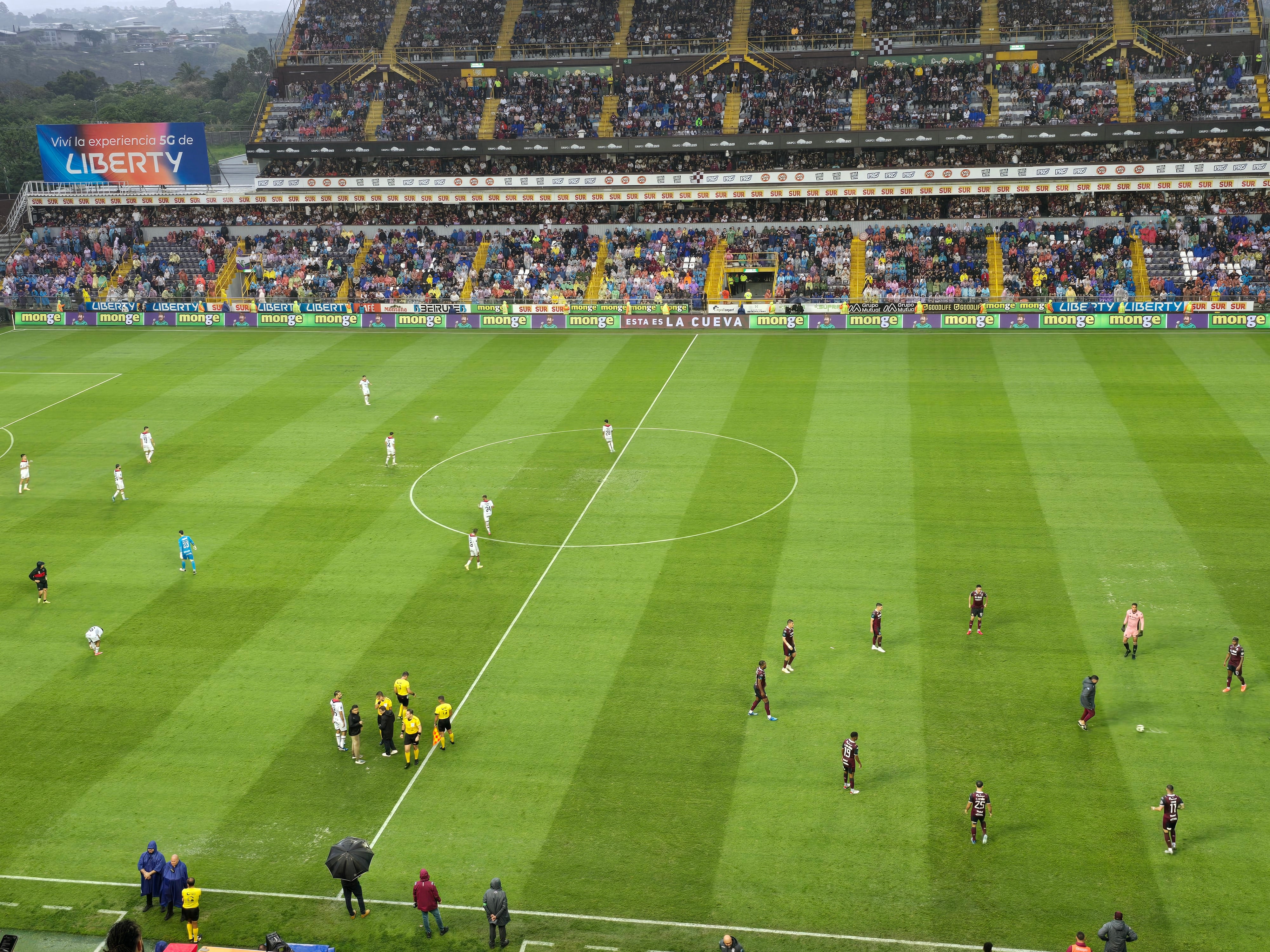El partido se detuvo cuando Liga Deportiva Alajuelense mejor jugaba, pero es que el aguacero tenía la cancha llena de charcos.