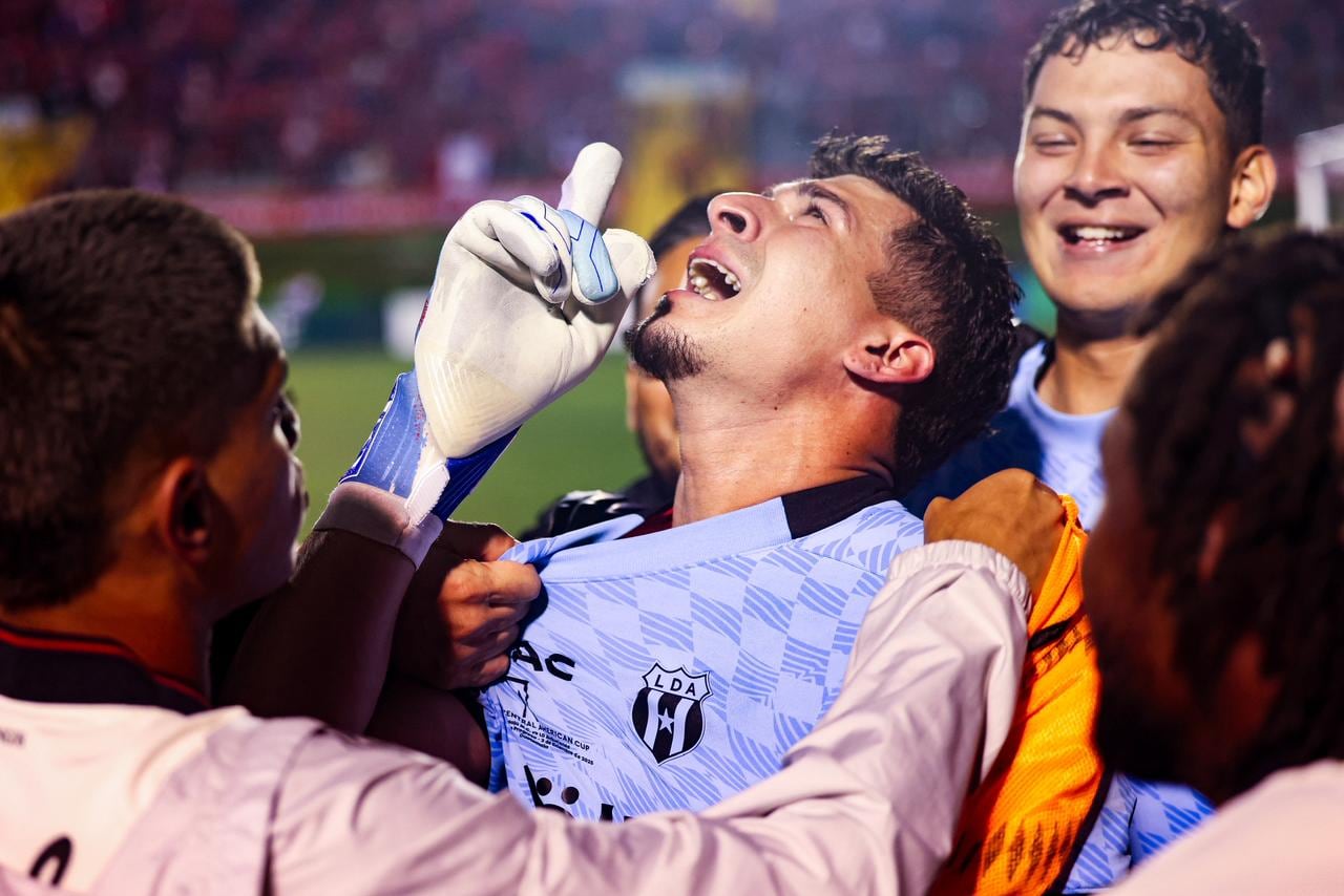 Bayron Mora, arquero de Liga Deportiva Alajuelense, festeja tras su decisiva actuación en los penales que le dieron a los rojinegros el título de la Copa Centroamericana ante Xelajú.