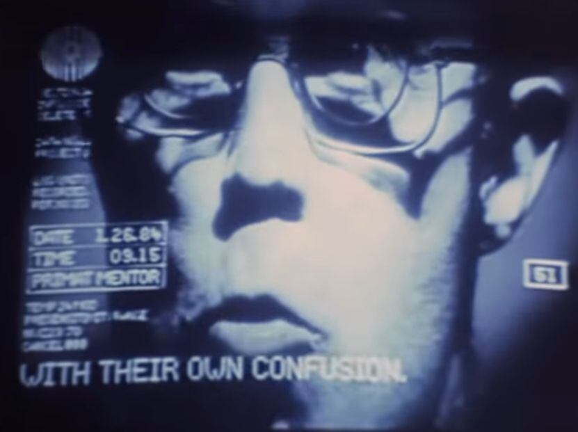 Primerísimo primer plano de un hombre con lentes en una pantalla en blanco y negro