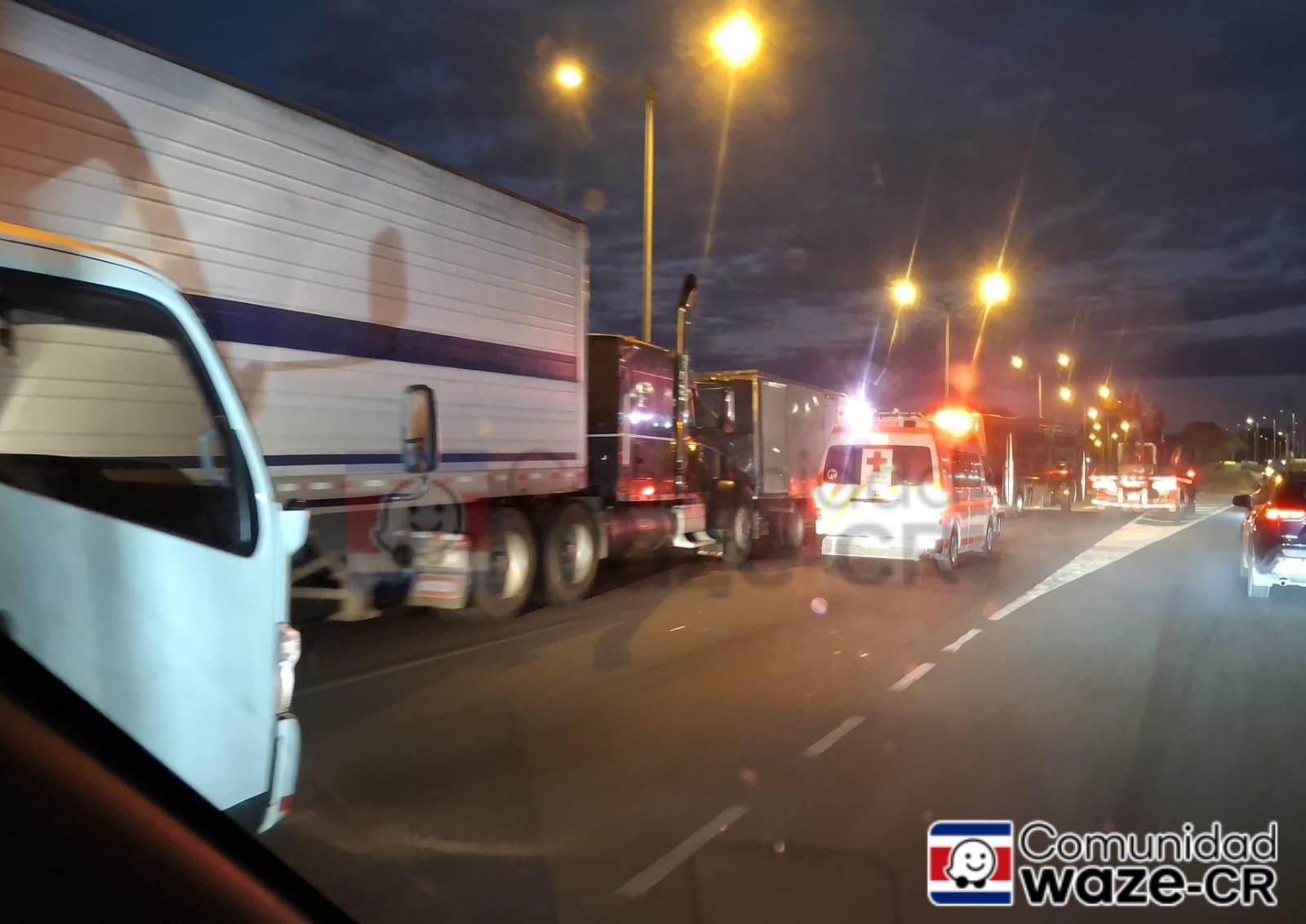 La colisión múltiple ocurrió antes de la entrada de La Galera, en Curridabat.