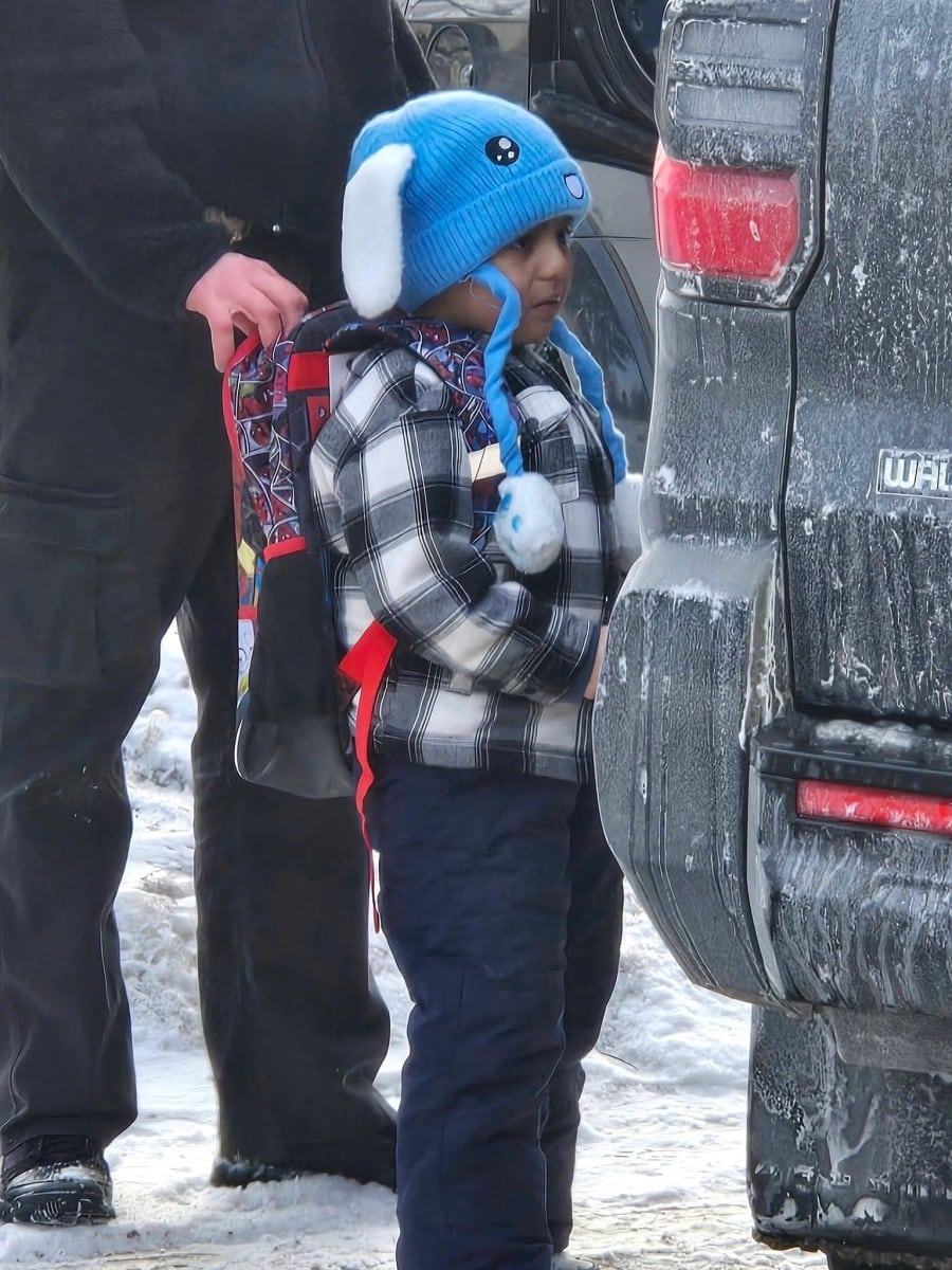 Esta fotografía, obtenida el 23 de enero de 2026 y facilitada por las Escuelas Públicas de Columbia Heights, muestra a un agente del ICE sujetando la mochila de un estudiante de cinco años, Liam Conejo Ramos, detenido en Minnesota.
