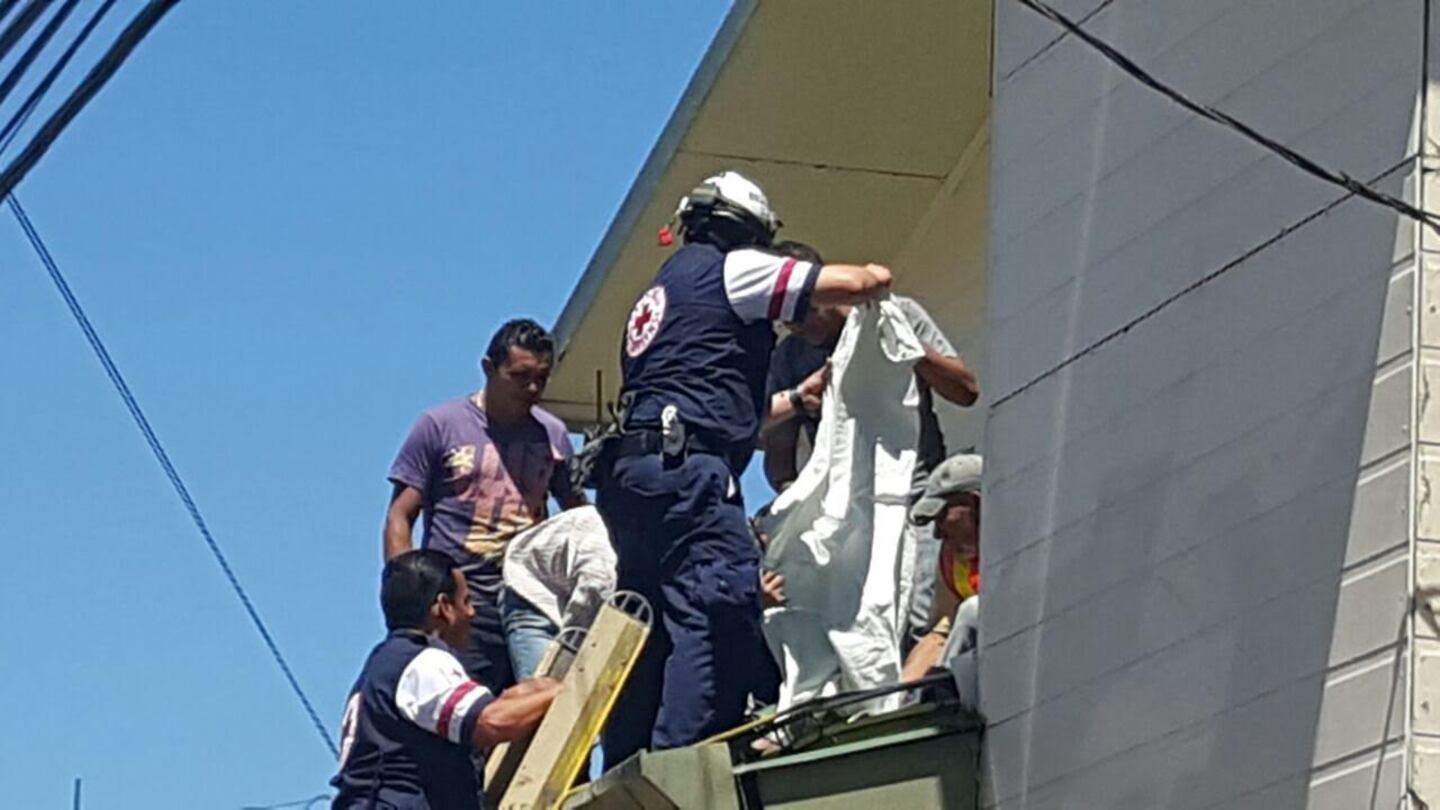 Hombre sufre quemaduras por descarga eléctrica de cable cuando limpiaba ...