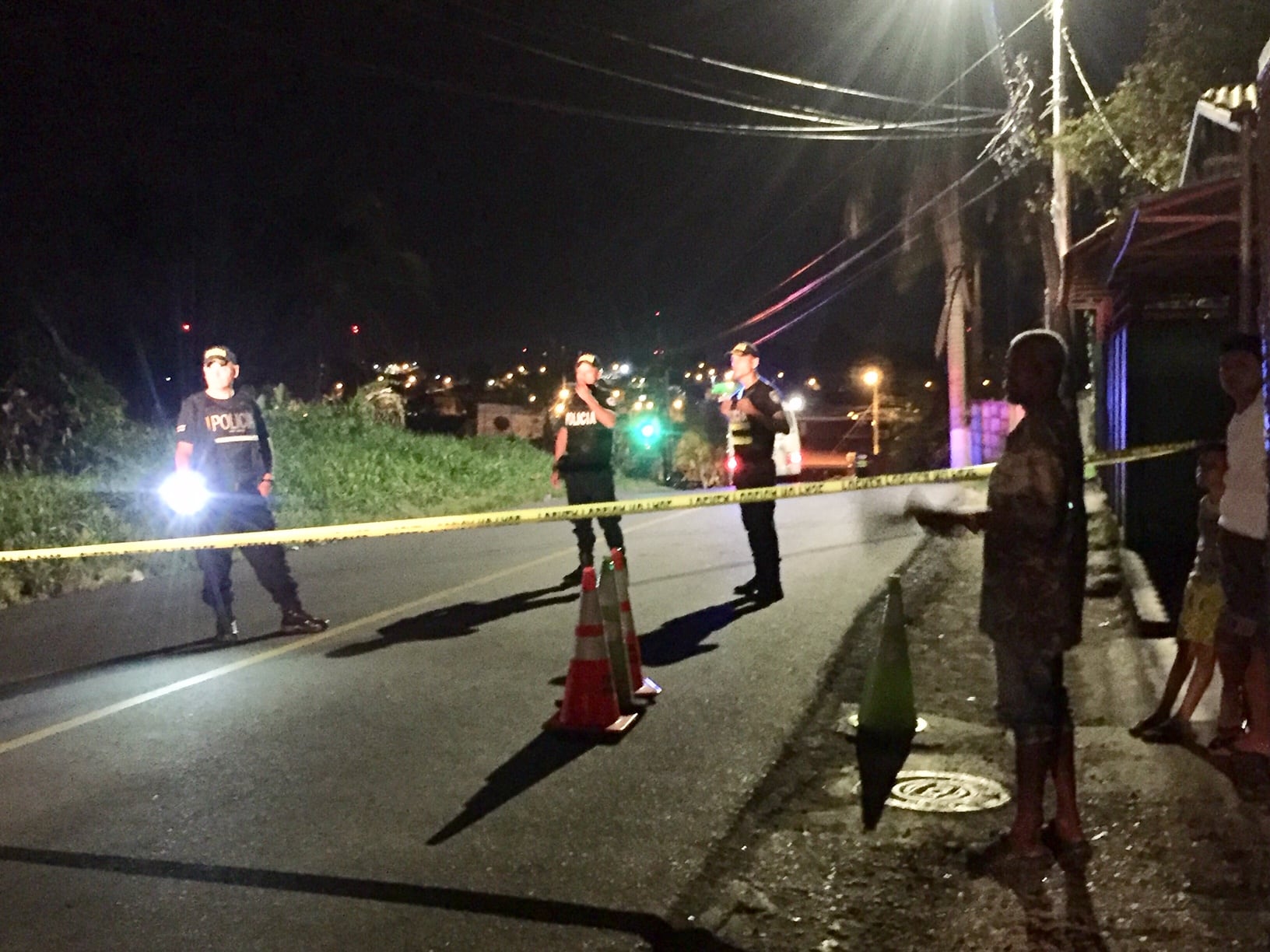 Un hombre que caminaba por la vía pública en Pacuare de Limón falleció al recibir varios balazos la noche del martes. Foto: Raúl Cascante.
