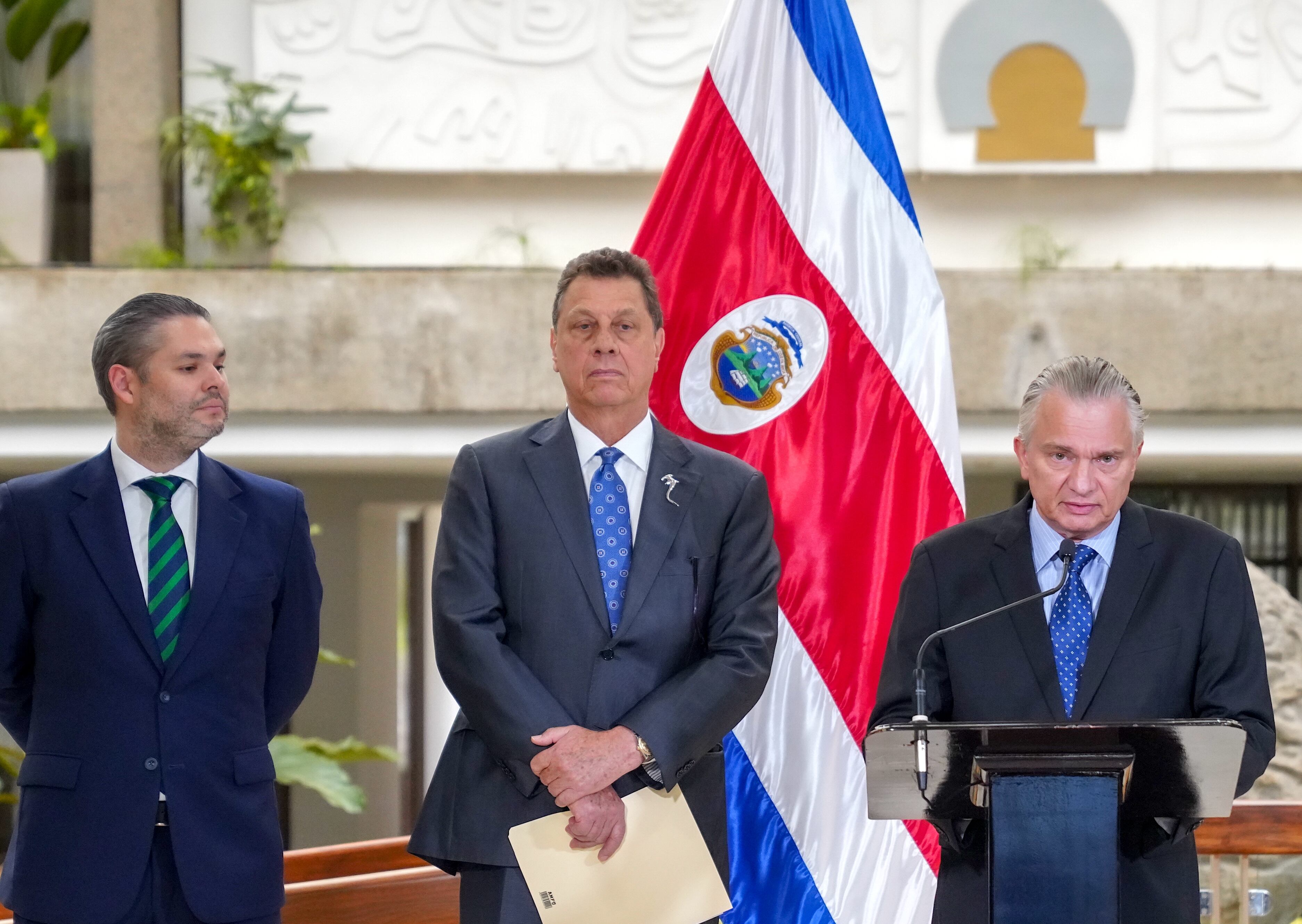 De izquierda a derecha, Jorge Rodríguez Vives, ministro de Comunicación y Enlace, Franz Tattenbach Capra, ministro de Ambiente y Energía, y Arnoldo André Tinoco, canciller de Costa Rica, al anunciar el martes el evento Inmersos en el Cambio. Fotografía: Julieth Méndez, imagen cedida por Casa Presidencial