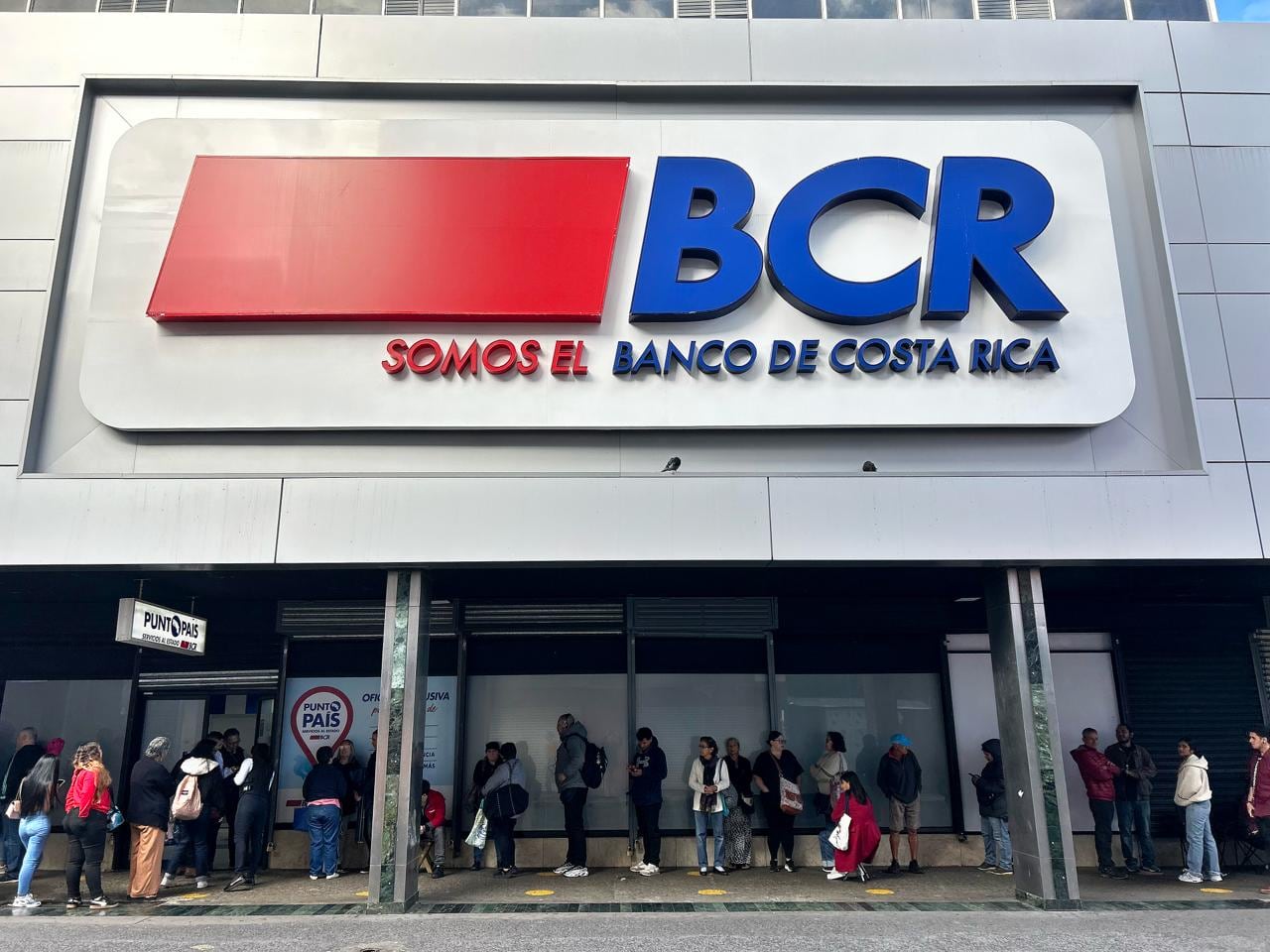 Largas filas en el BCR del centro de San José para obtener la nueva moneda de ¢25. La entidad financiera aclaró que cada persona podrá comprar solo dos monedas.