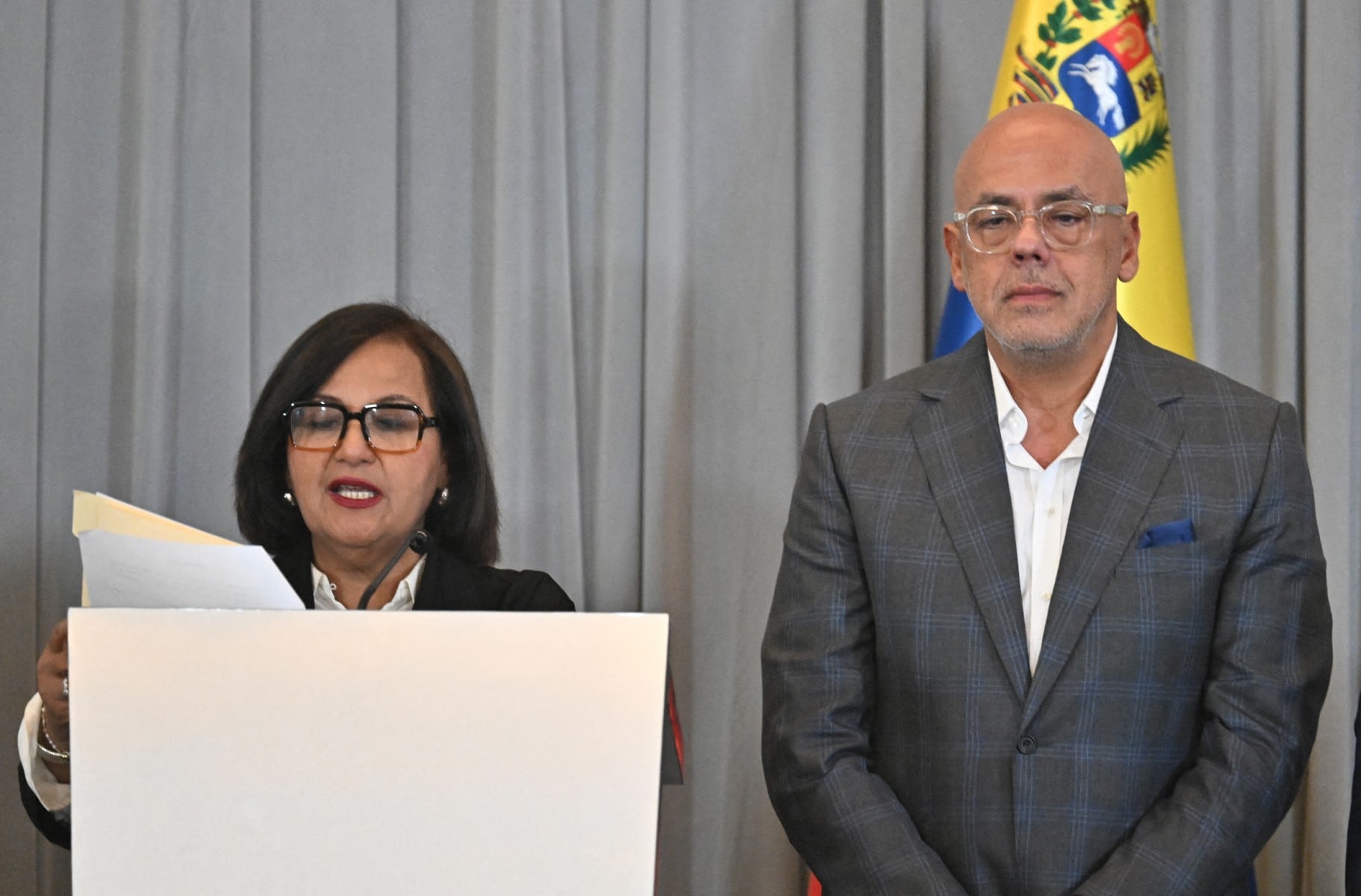 Representante de la oposición venezolana, Dinorah Figuera, lee un comunicado junto al presidente de la Asamblea Nacional, Jorge Rodríguez (der.), después de una reunión en Caracas, el 12 de agosto de 2026.